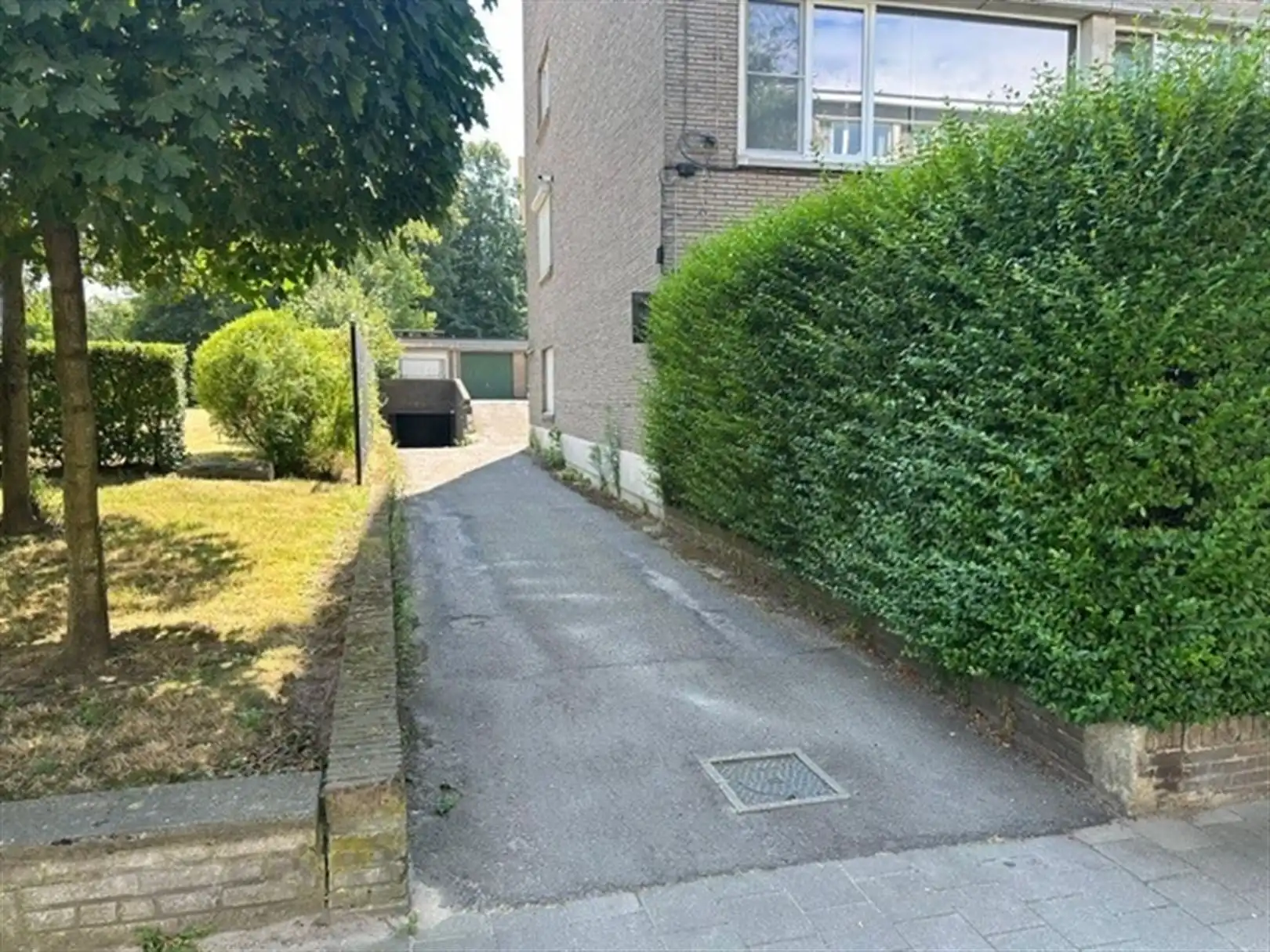 Achtergelegen garagebox met kantelpoort foto 5