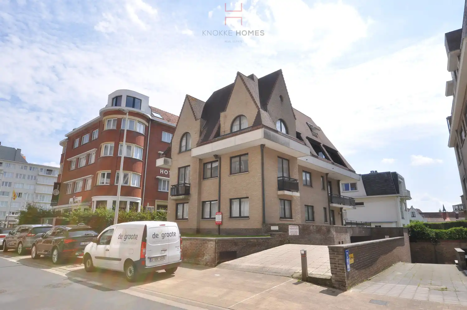 Goed gelegen autostaanplaats nabij het strand in Duinbergen foto {{pictureIndex}}