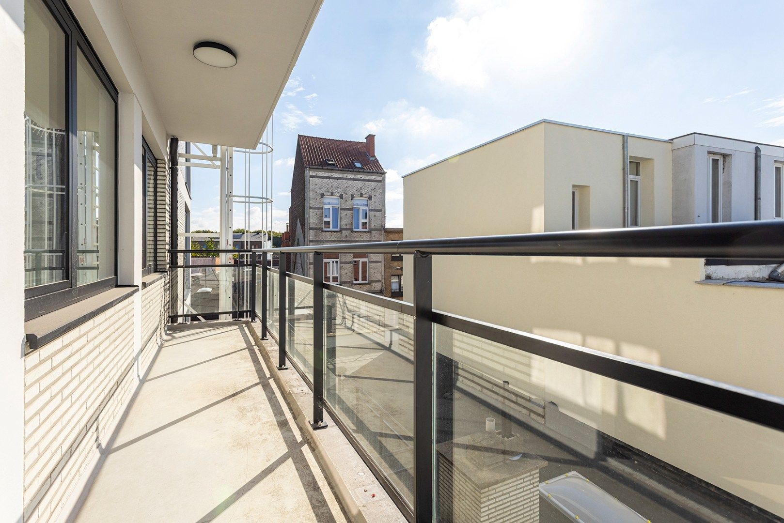Volledig gerenoveerd (vernieuwbouw) 3-slaapkamer appartement met terras! foto 13