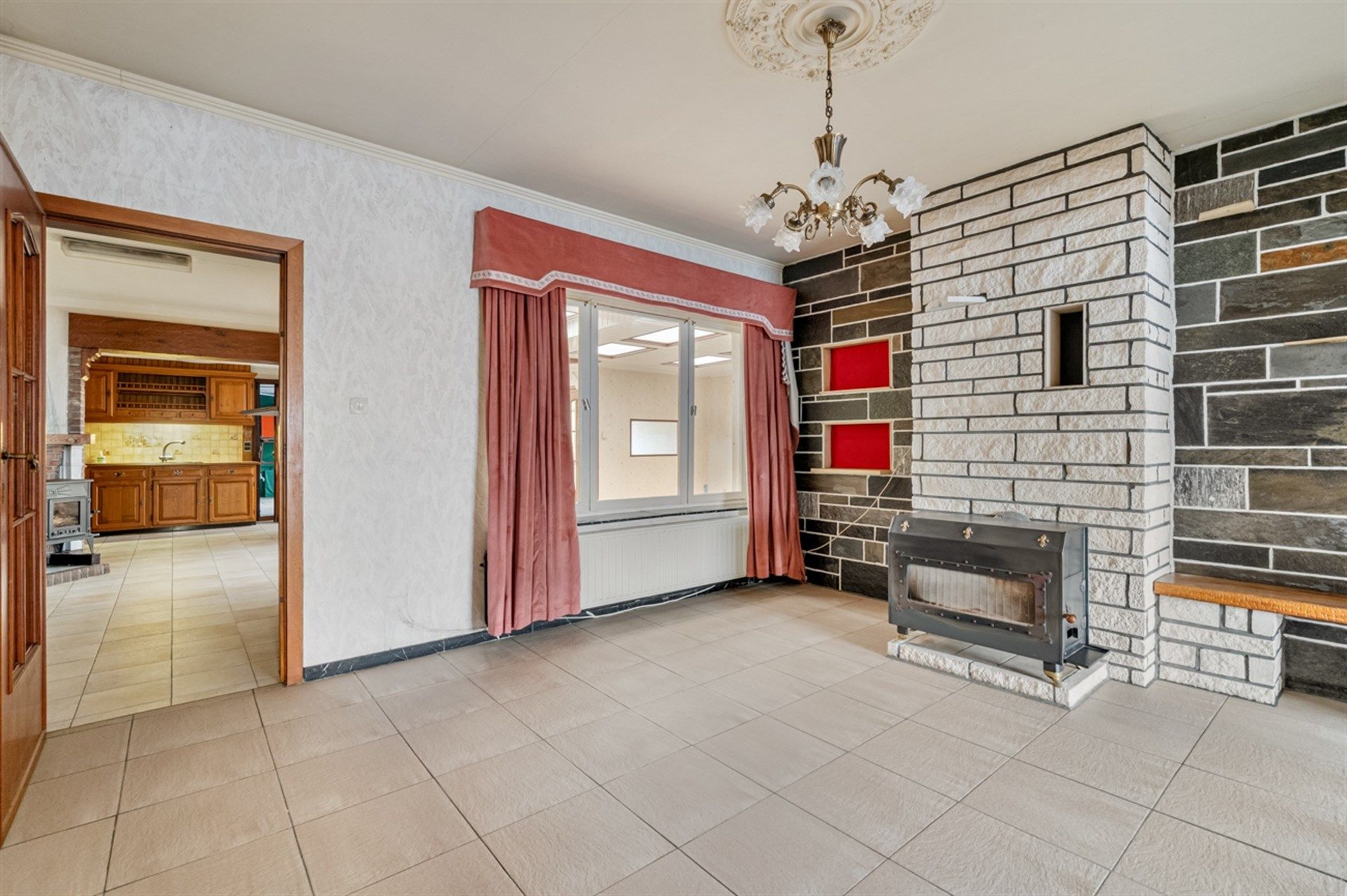 Goed onderhouden gezinswoning met 4 mogelijke slaapkamers op een perceel van 921m² foto 2