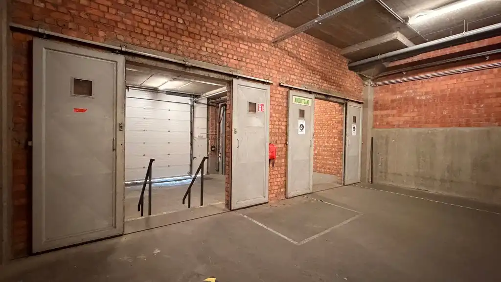 Magazijn met mogelijkheid tot kantoren te huur aan de Noorderlaan  in Antwerpen foto 2