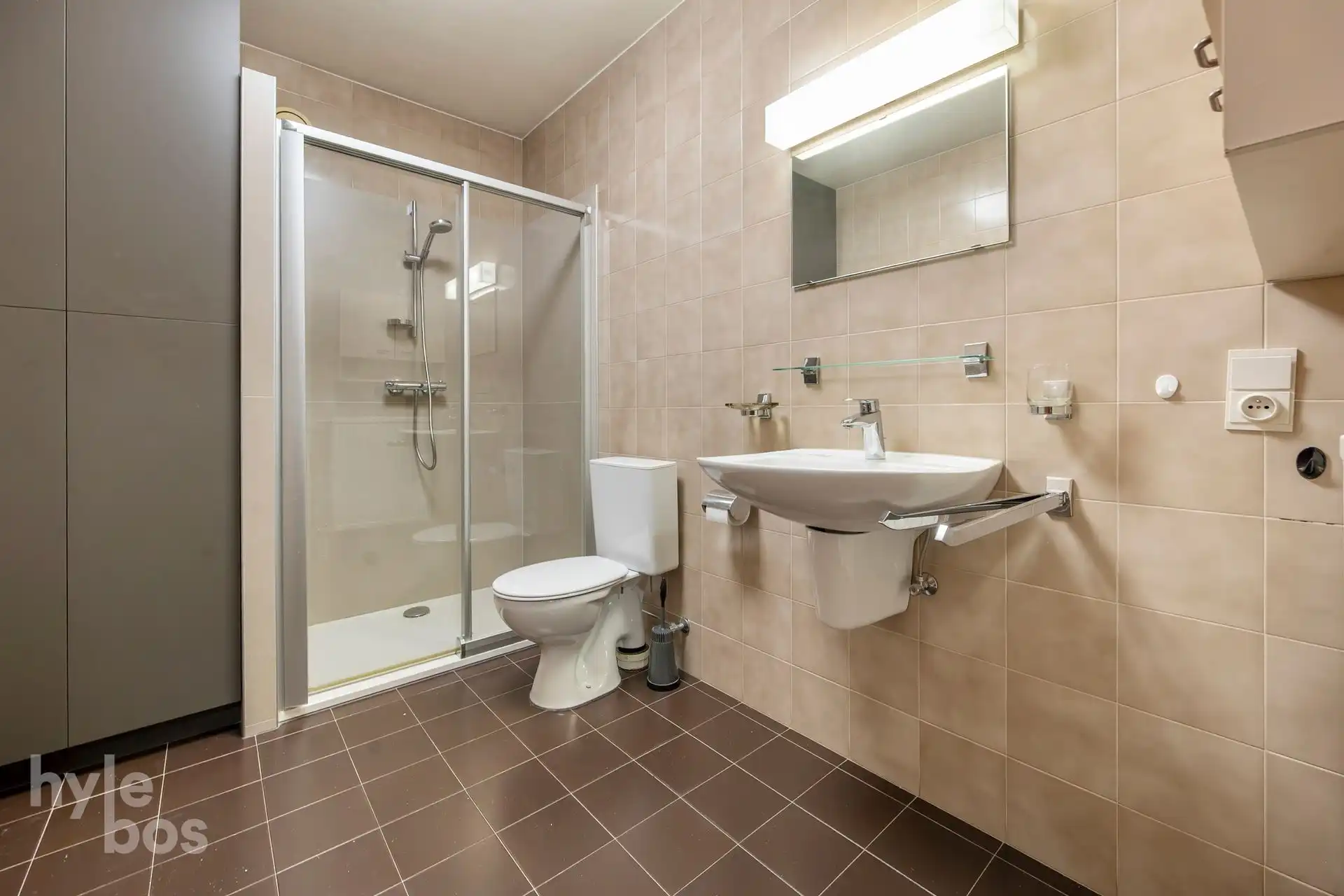 Centraal gelegen 2 slaapkamer appartement met garage foto 14