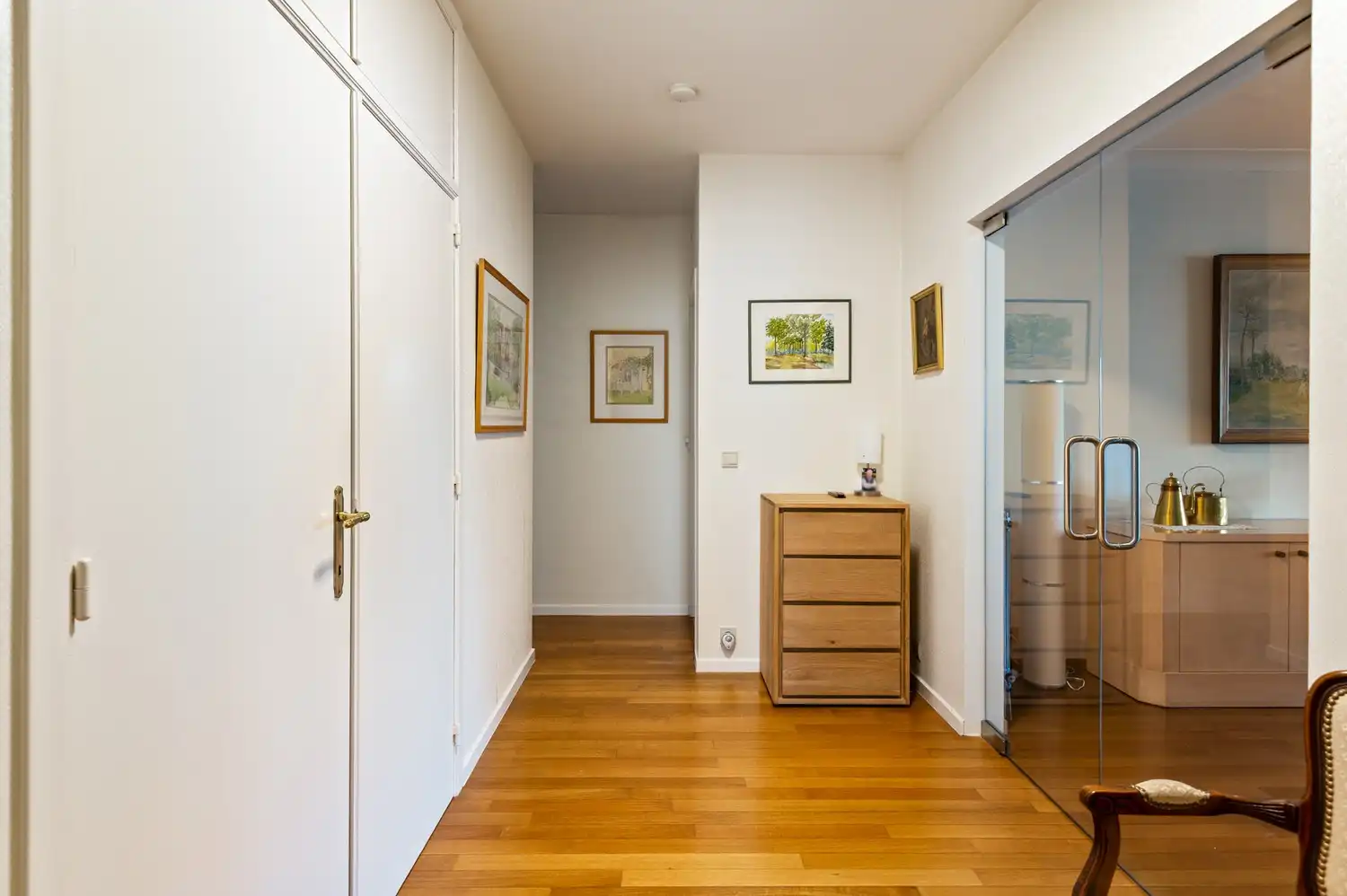 Uniek gelijkvloers appartement met 3 slaapkamers, inpandige garagebox met oprit alsook inpandige staanplaats en tuin in Borsbeek. foto 3