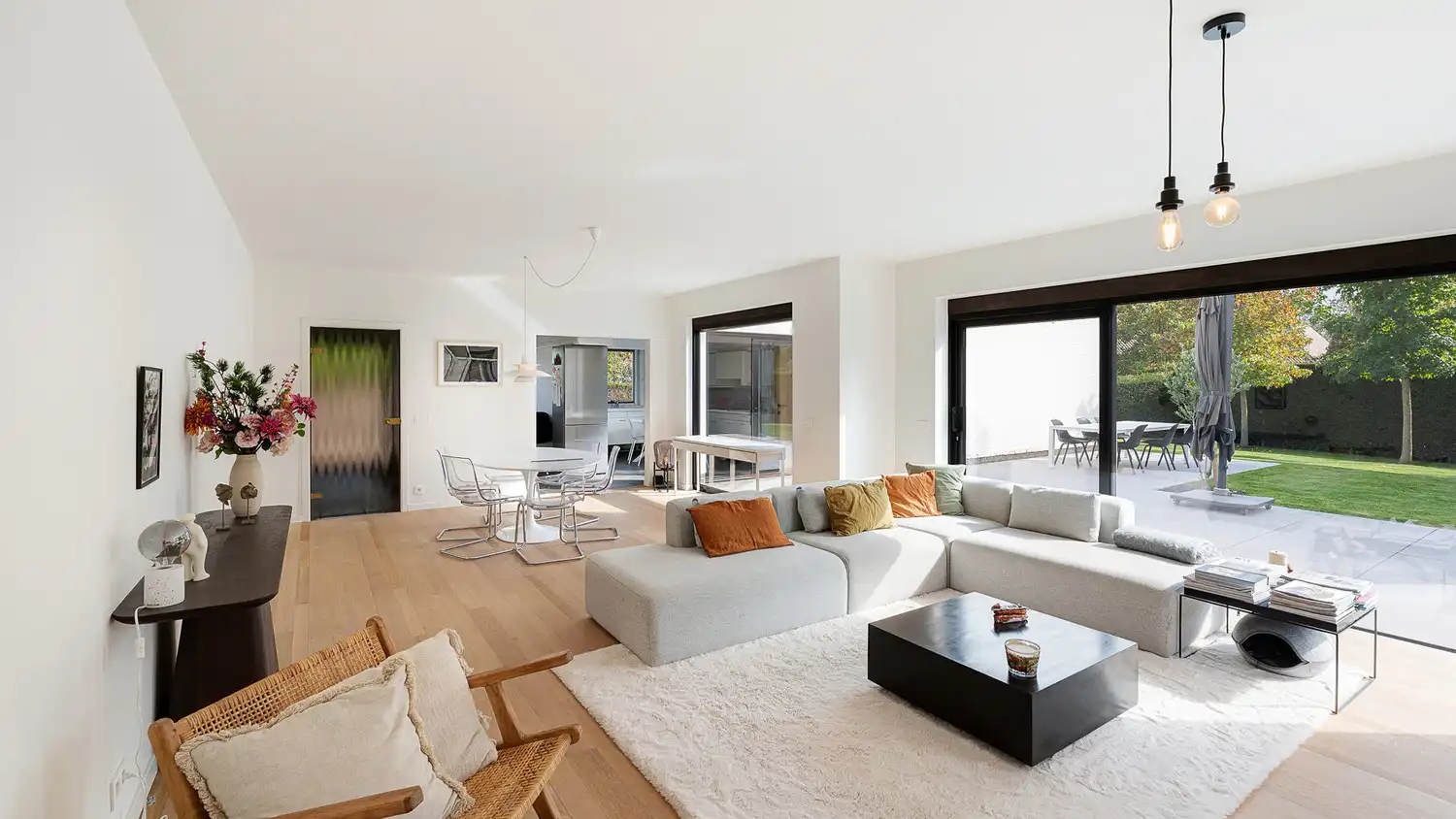 Grote moderne villa met zwembad op uitzonderlijk groot perceel. foto 4