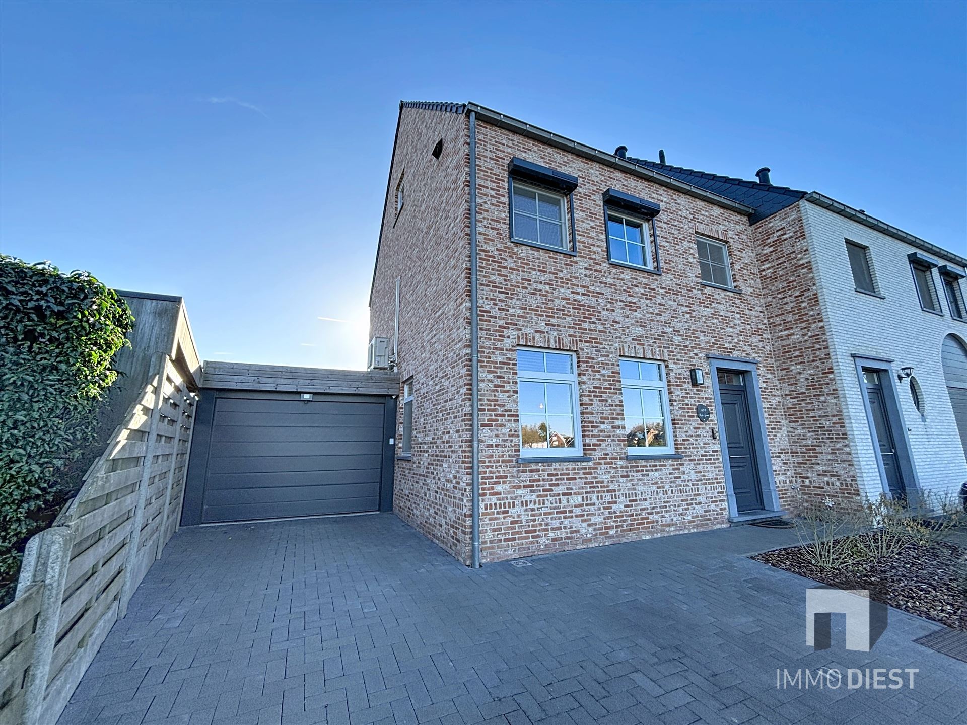 Moderne pastorijwoning op 3a 06ca met gunstige ligging in Veerle. foto 2