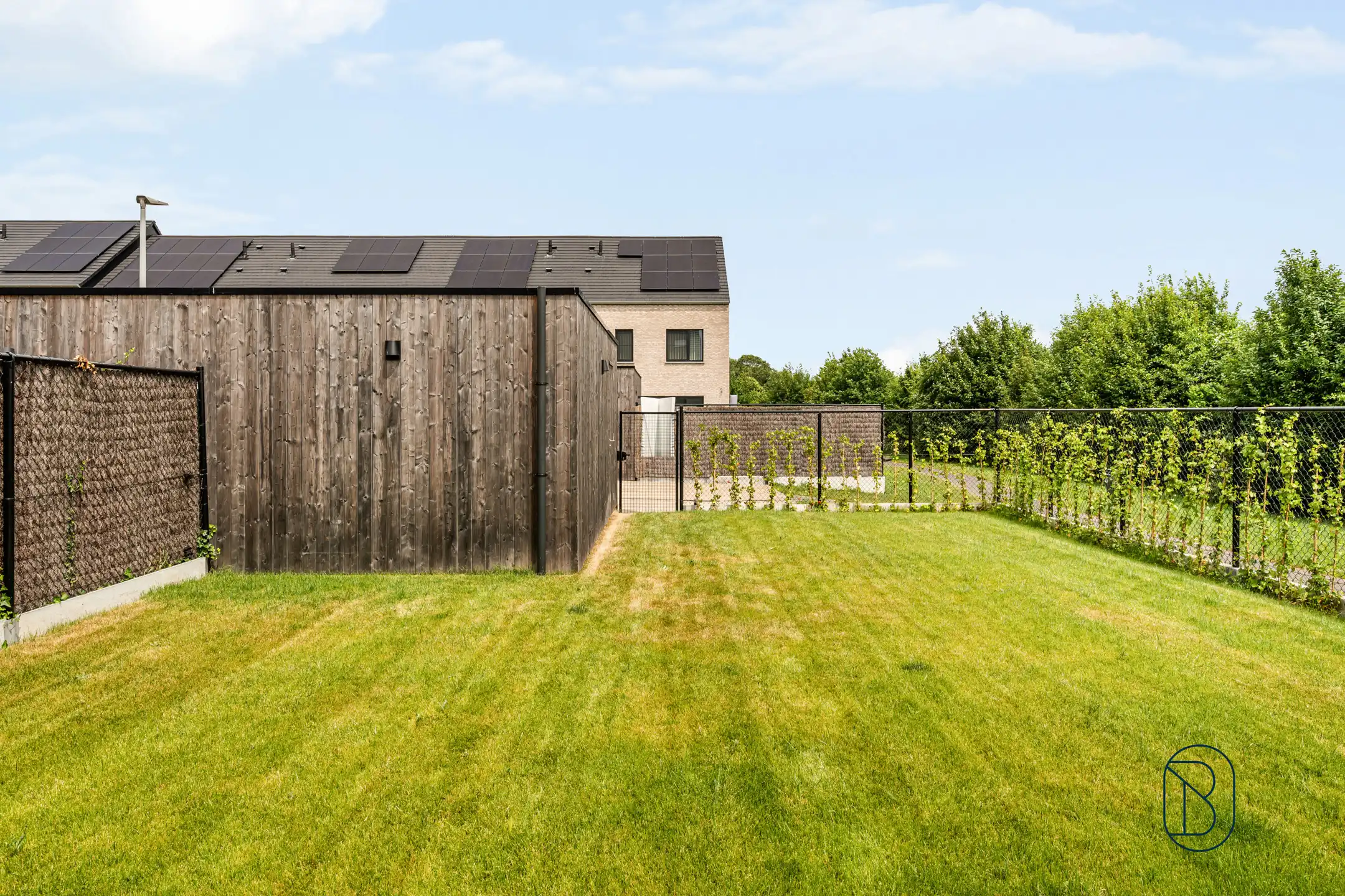 Recente halfopen bebouwing met 4 slaapkamers, tuin en garage foto 27