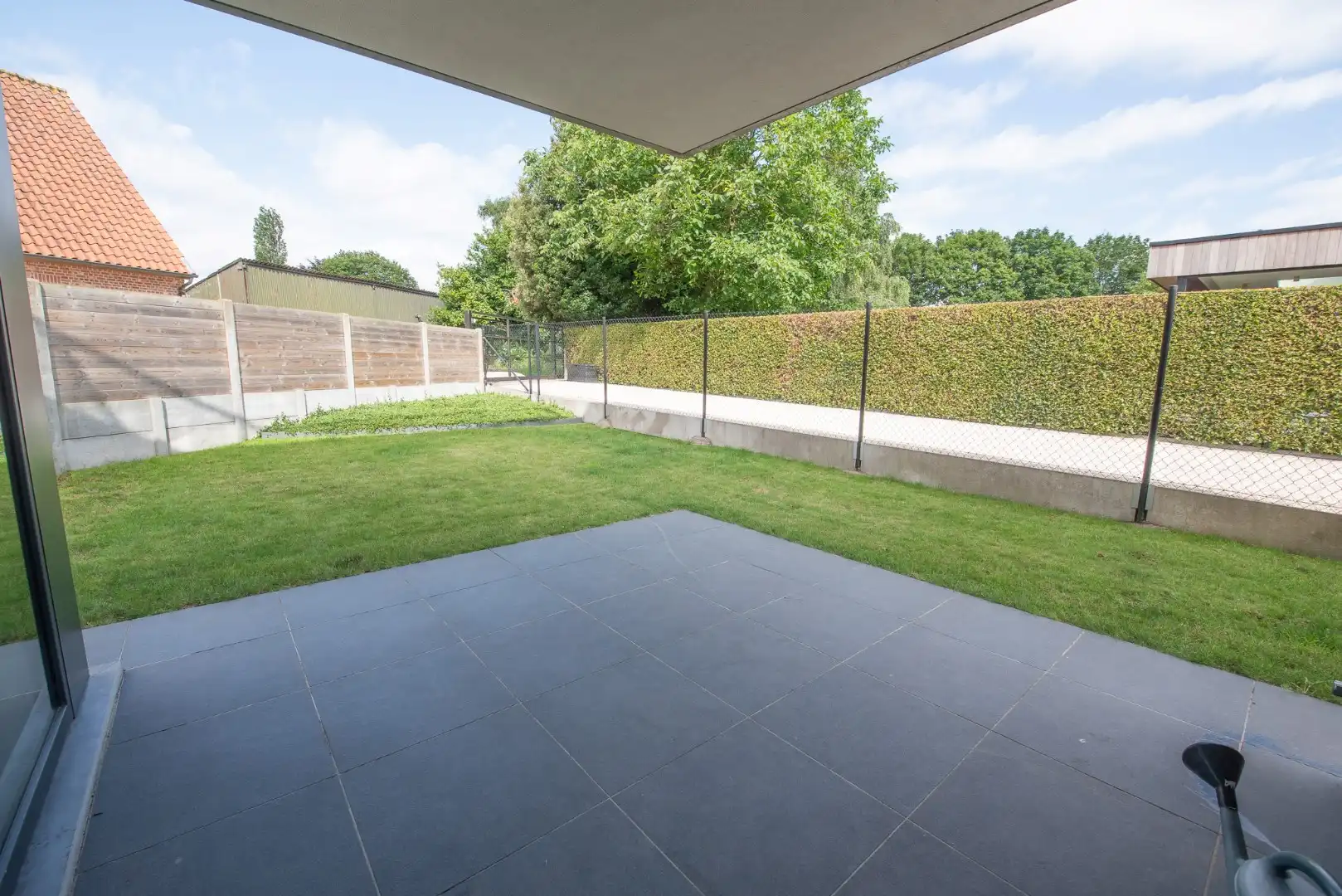 Prachtig gelijkvloers appartement te Sint-Eloois-Vijve met tuintje en overdekt terras.  foto 22