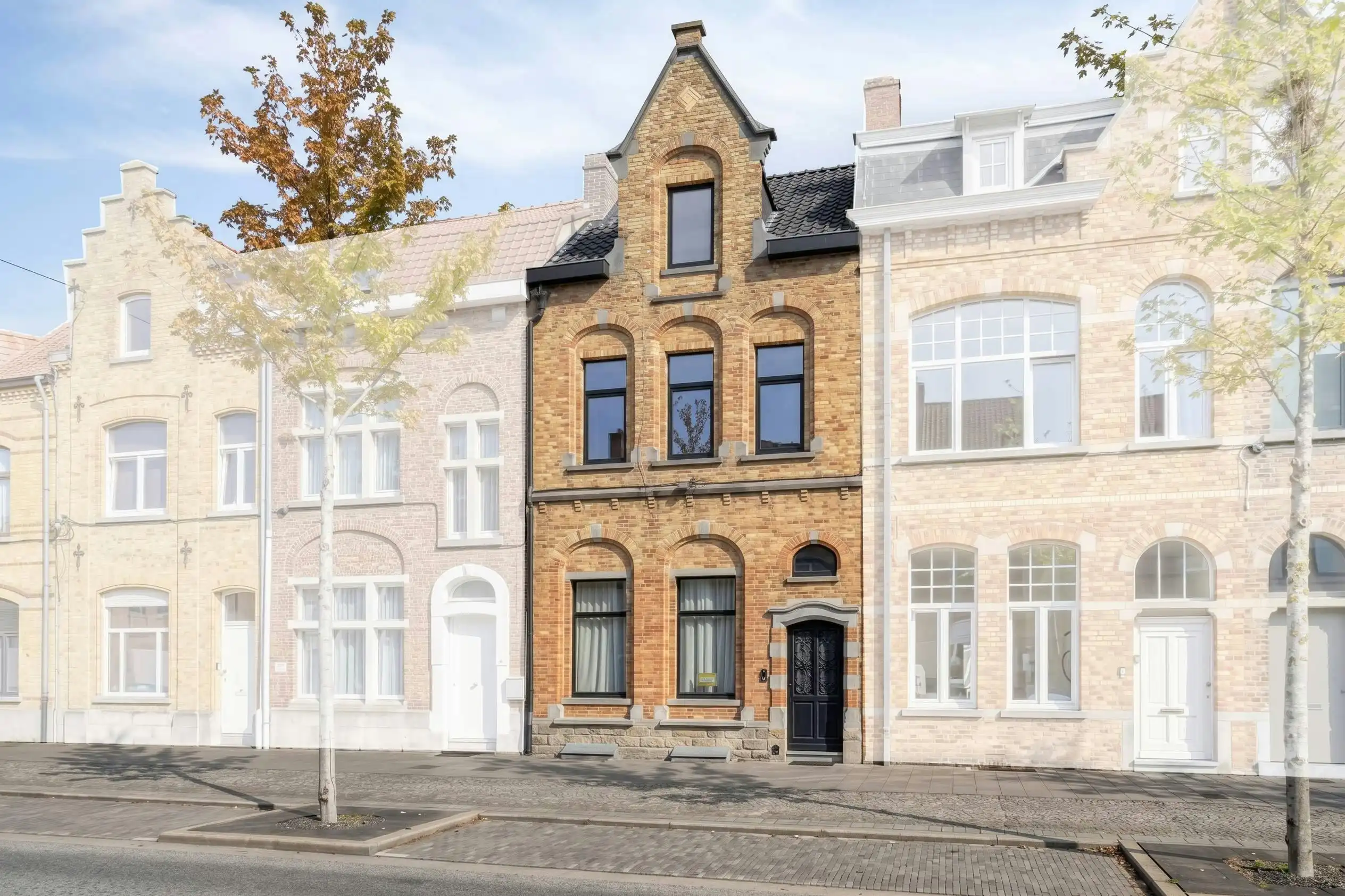 Kwalitatief gerenoveerde centrumwoning met tuin in Ieper foto {{pictureIndex}}