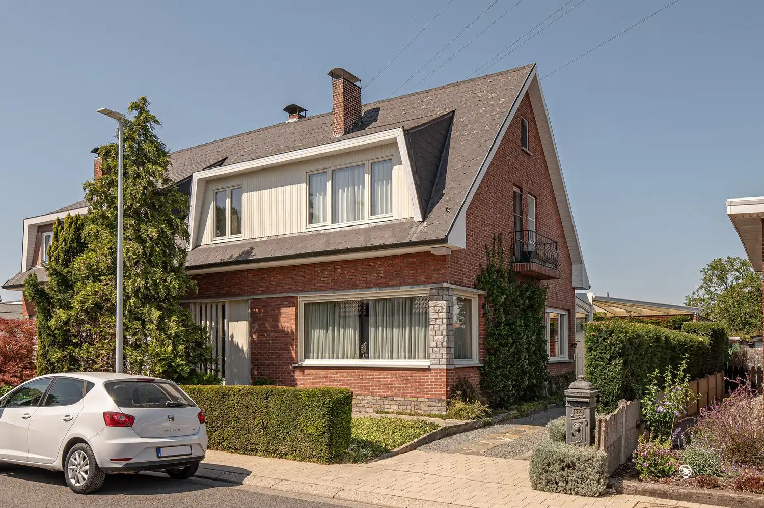 Hoofdfoto van de publicatie: Charmante halfopen bebouwing met 3 slaapkamers, ruime tuin en overdekt zwembad op een perceel van 600 m²