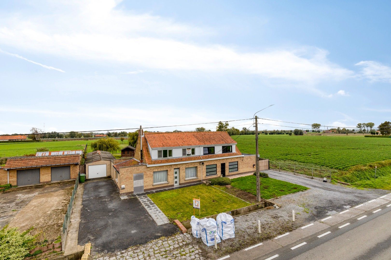 Te renoveren halfopen bebouwing met ruime garage en tuin op 691 m² foto 19