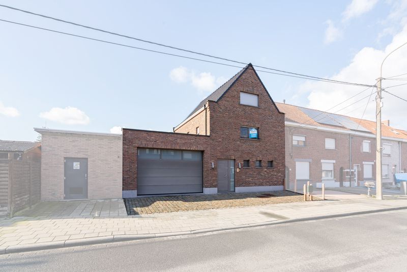 Roeselare stadsrand : Ruime, instapklare HOB met ruime garage en prachtig aangelegde tuin. foto {{pictureIndex}}