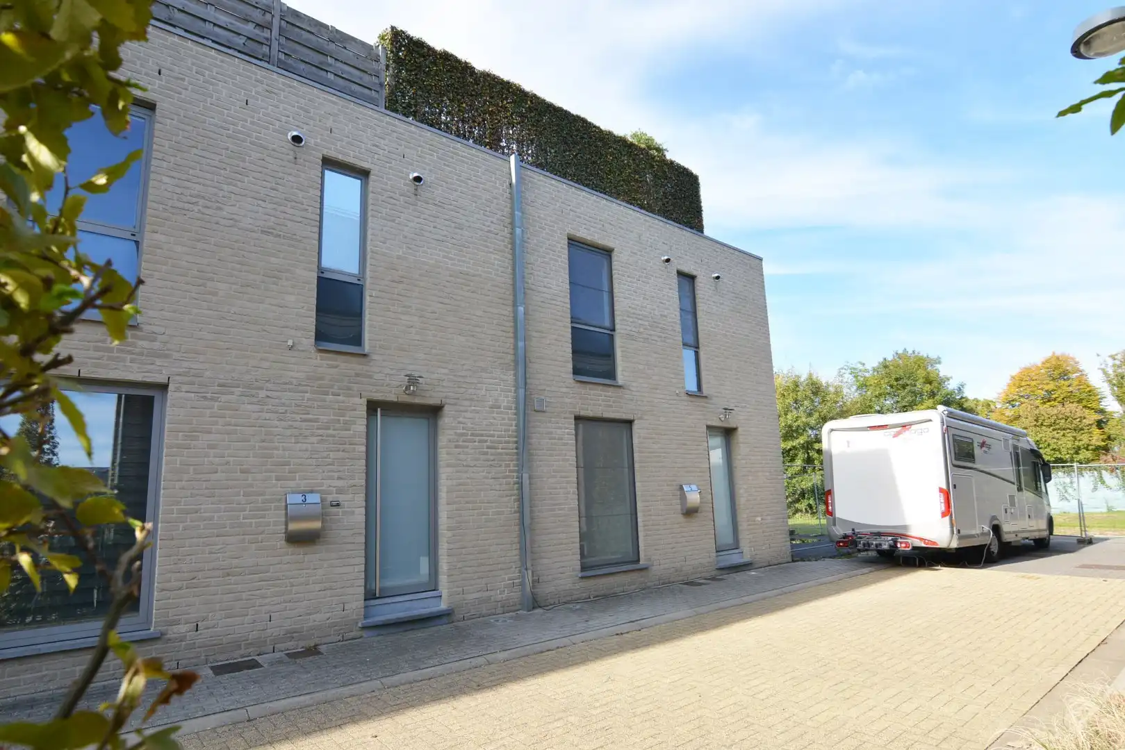 Moderne appartementswoning met 3 slpk, dubbele garage en terras. foto 2