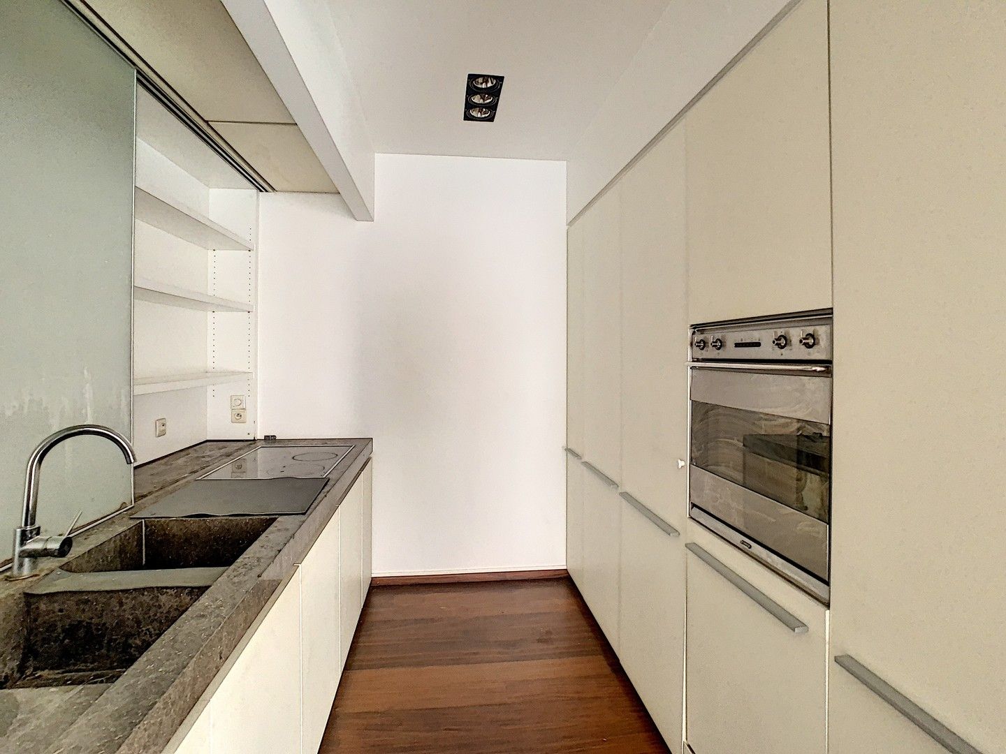 Welgelegen handelspand met ruim appartement. foto 9