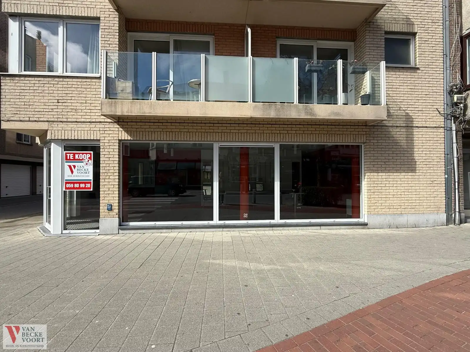 Handelsgelijkvloers 75m² foto {{pictureIndex}}