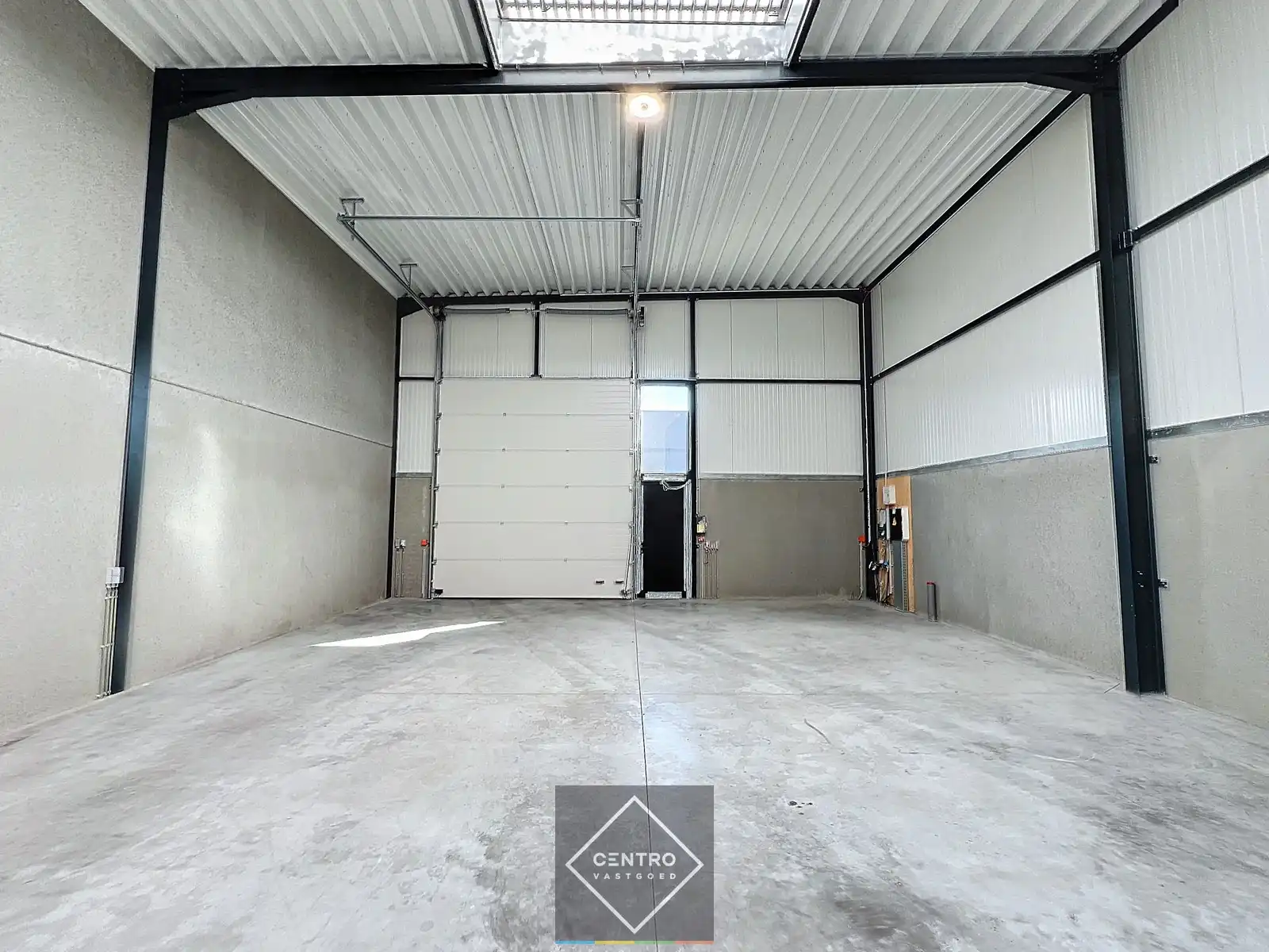 LOODS (132m²) voor OPSLAG inclusief private parkeerplaats voor de deur en vrije hoogte 6m op ambachtelijke zone te Ingelmunster. foto 8