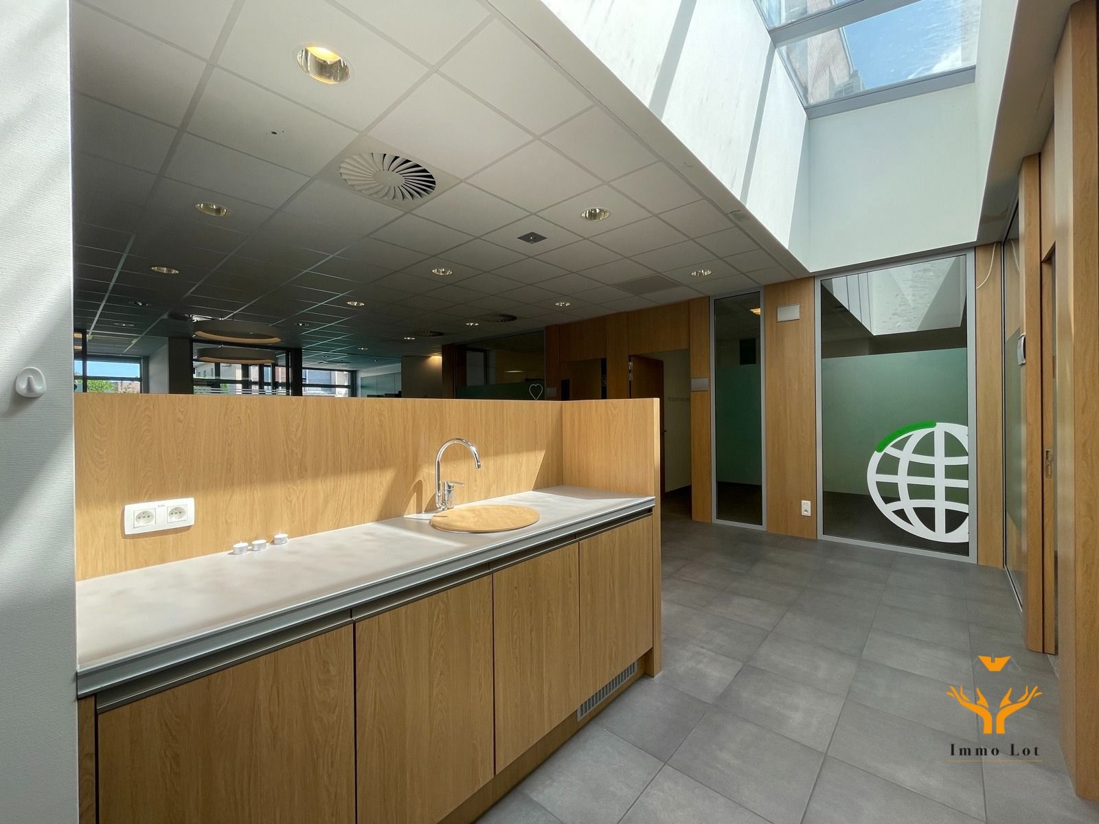 Te huur: handelsruimte van 228m² op toplocatie in Berlare  foto 5