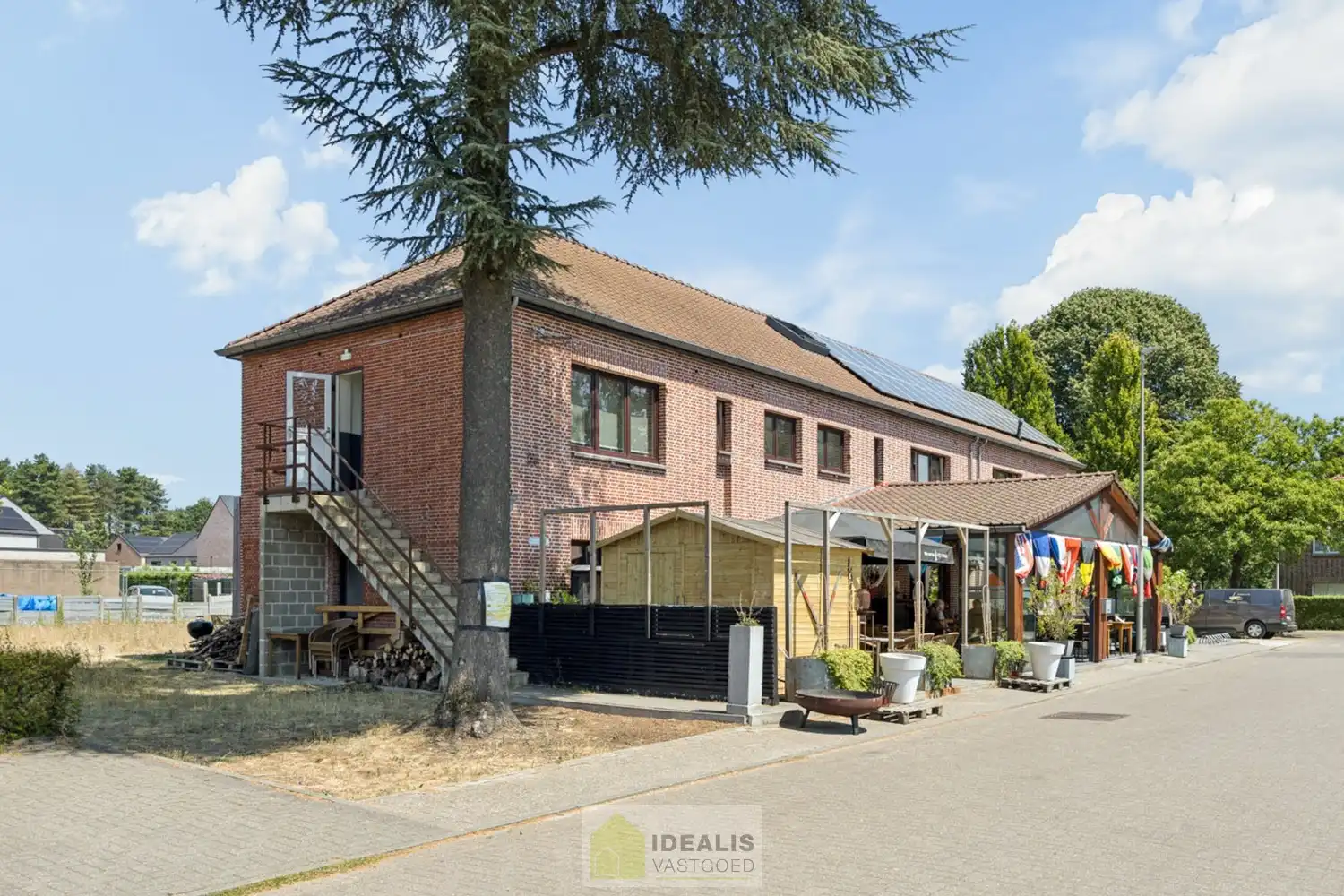IDEALIS VASTGOED – OPBRENGSTEIGENDOM BESTAANDE UIT EEN HANDELSPAND MOMENTEEL INGERICHT ALS HORECAGELEGENHEID MET BOVENLIGGEND 8 WOONGELEGENHEDEN. DE WOONGELEGENHEDEN ZIJN VOORZIEN VAN EEN EIGEN DOUCHE EN TOILET. DAARNAAST IS ER EEN GEMEENSCHAPPELIJKE KEUKEN EN WASPLAATS. HET PAND IS IN 2018 GERENOVEERD. foto 4