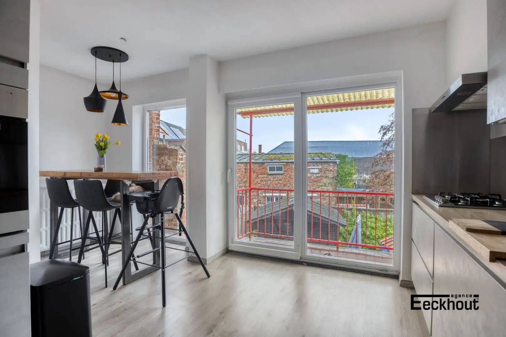 Recent gerenoveerde woning met garage en grote tuin te Bredene! foto 10