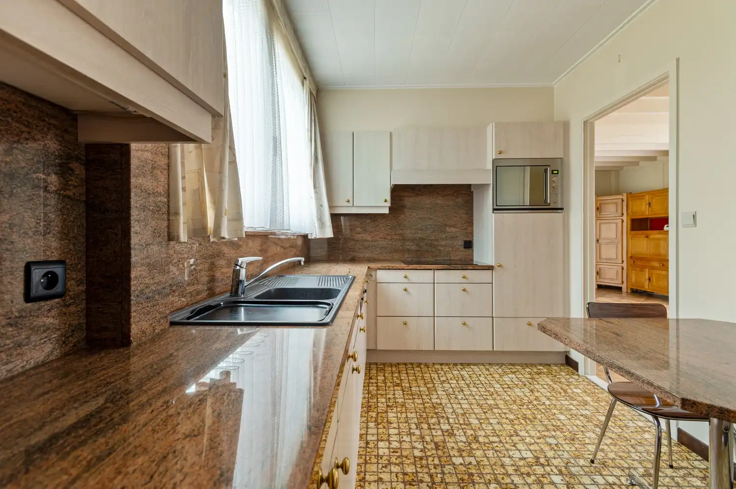 Vrijstaande laagbouw met 2 garages in rustige wijk te Zoersel! foto 8