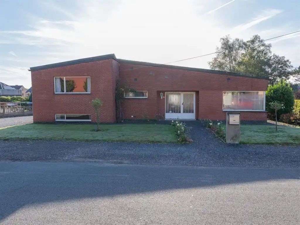 Hoofdfoto van de publicatie: Te renoveren vrijstaande woning met 4 slaapkamers