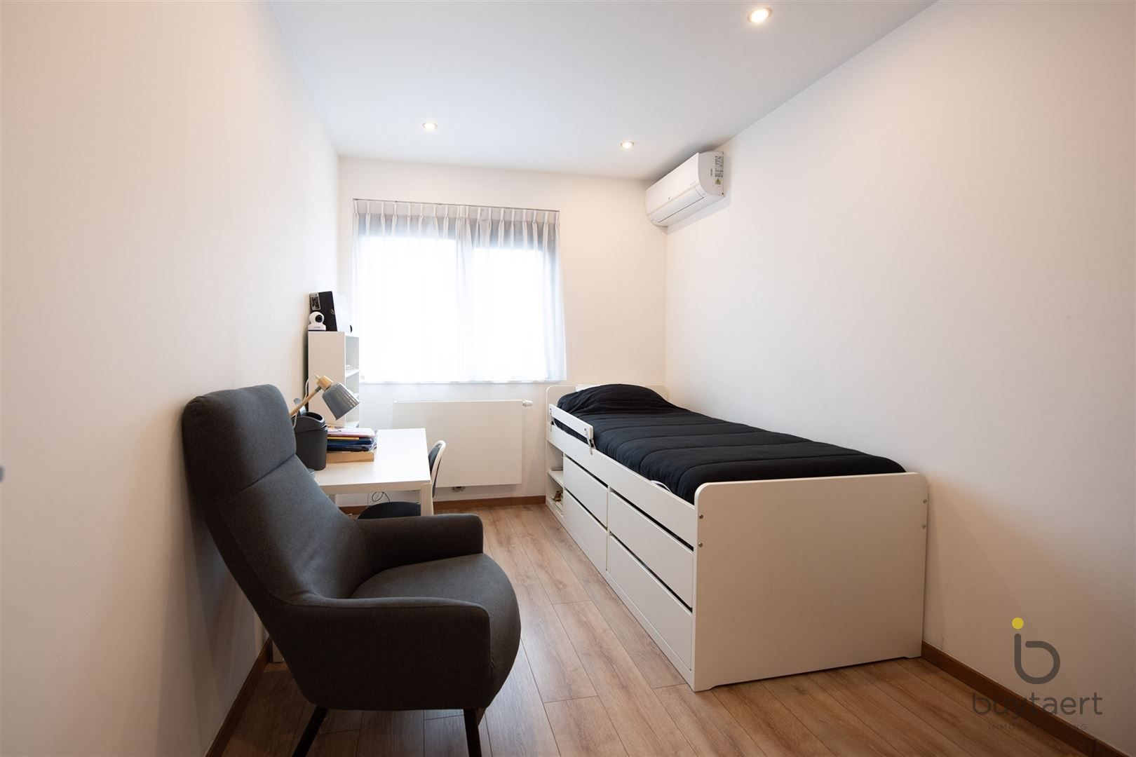 Volledig gerenoveerde woning met 4 slaapkamers. foto 24