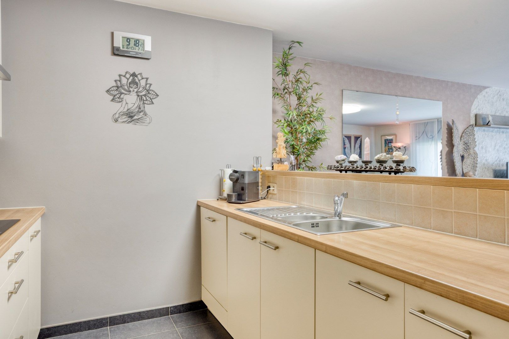Verzorgd gelijkvloers appartement met tuin vlakbij het centrum foto 11
