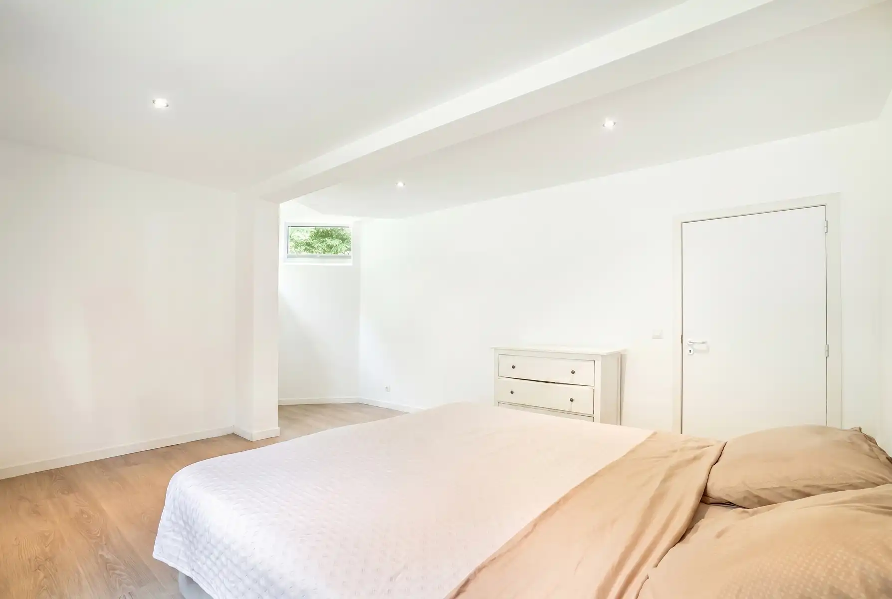 Gelijkvloers erfgoedappartement met tuin in Halle foto 9