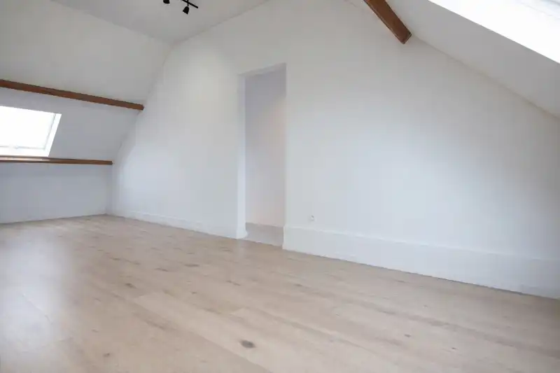 Voll gerenoveerde woning met 5 slpk 3 badk foto 27