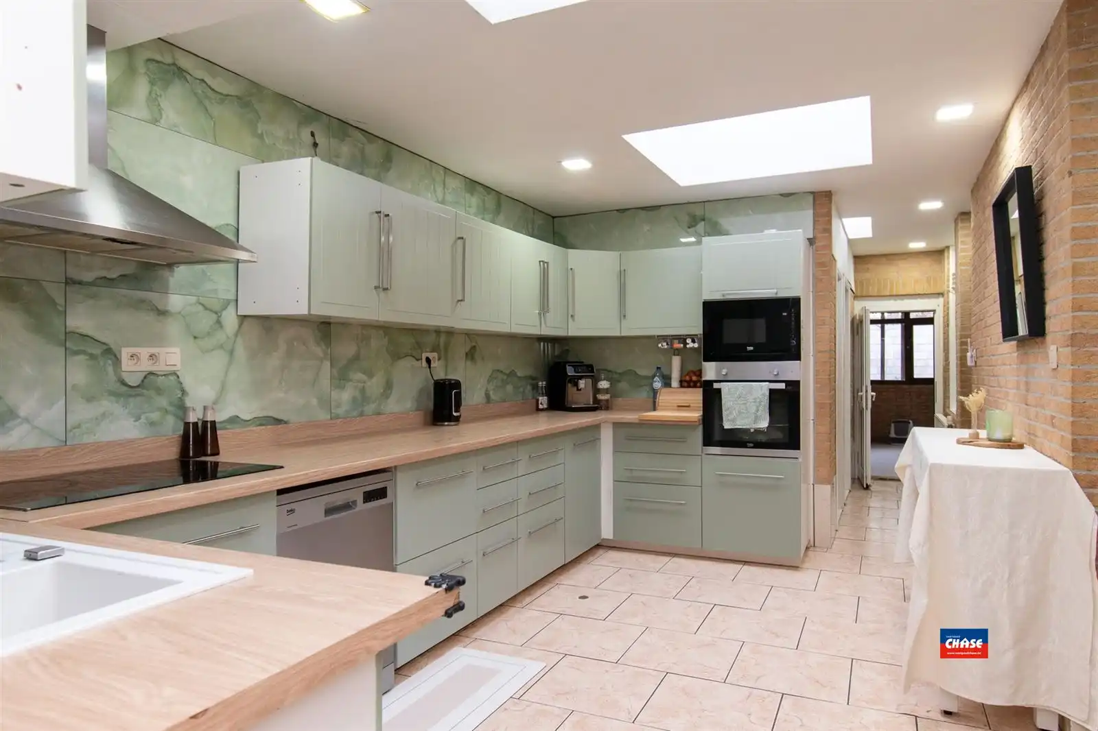 Woonhuis met tien slaapkamers en hangaar foto 5