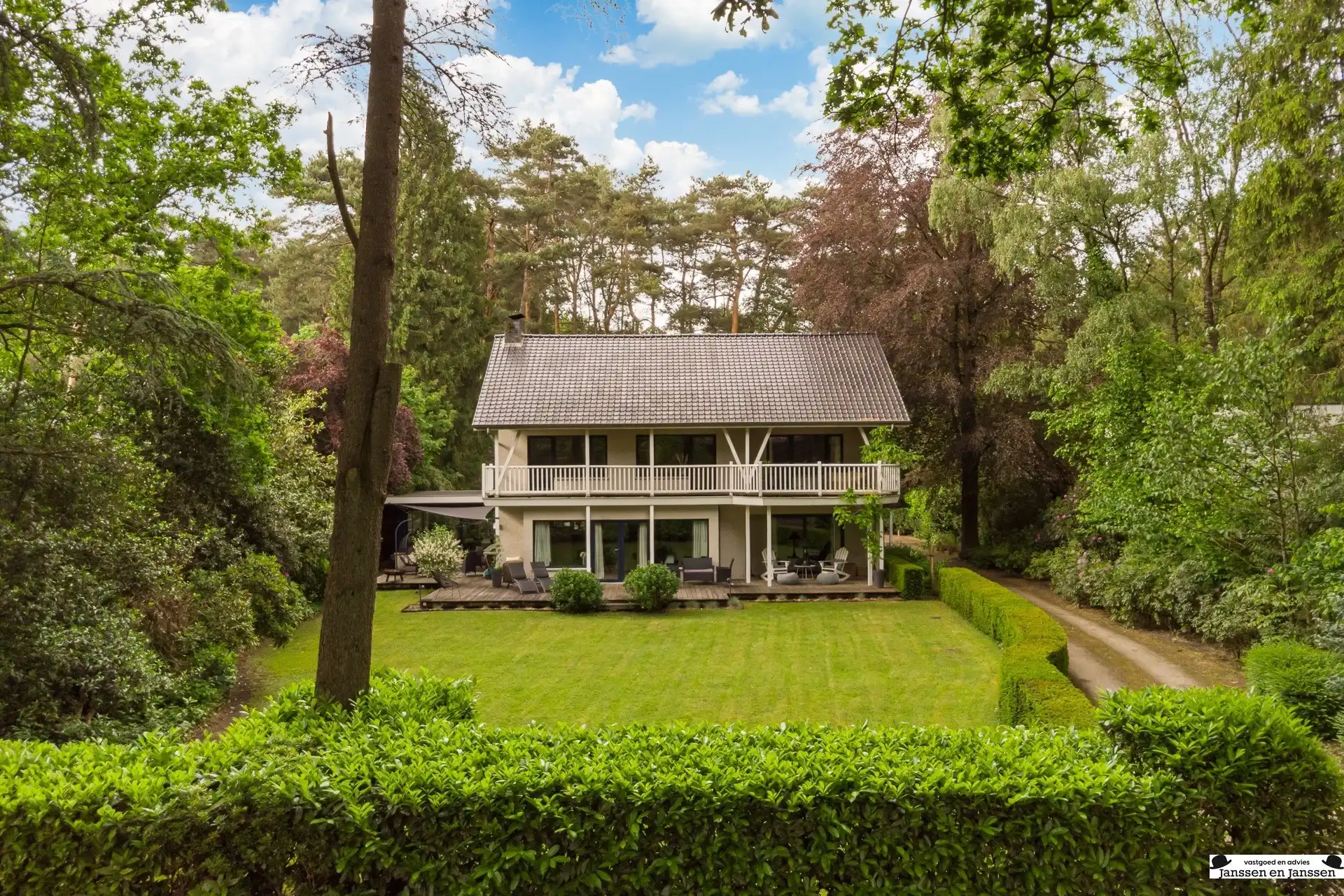 Exclusieve villa op royaal perceel van 3.000 m² grenzend aan uniek natuurdomein foto {{pictureIndex}}