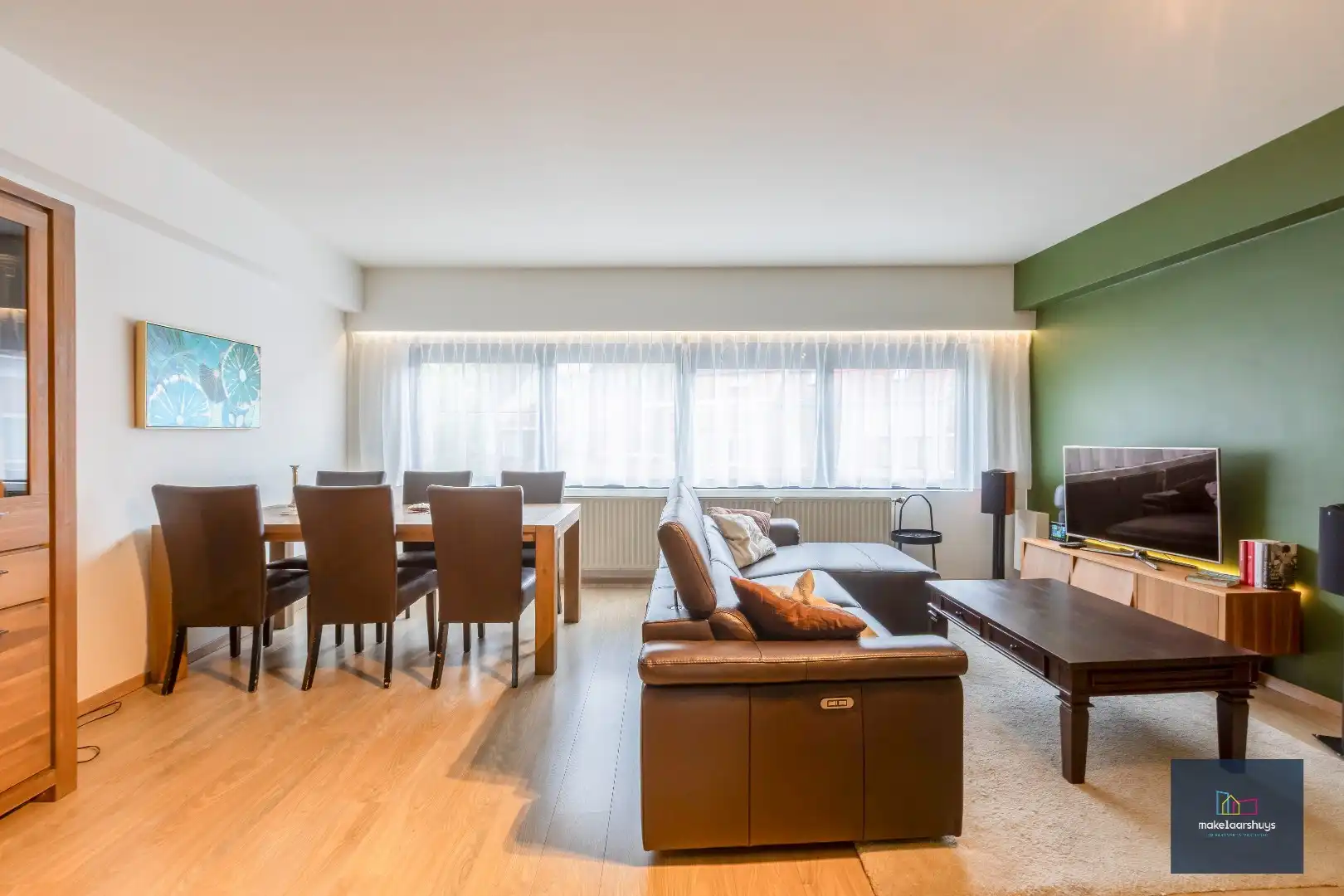 Heel ruime instapklare woning in rij  met zonneterras en 2 staanplaatsen foto 2