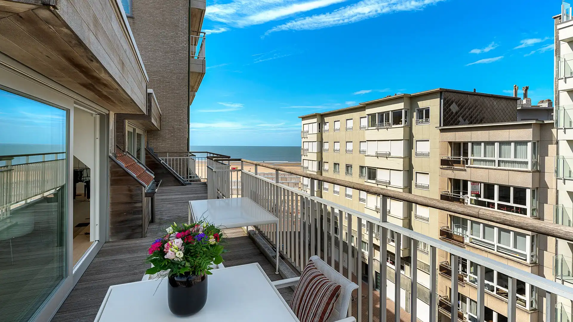 Sublieme zonnige penthouse met ruime terrassen en zijdelings zeezicht. foto 2