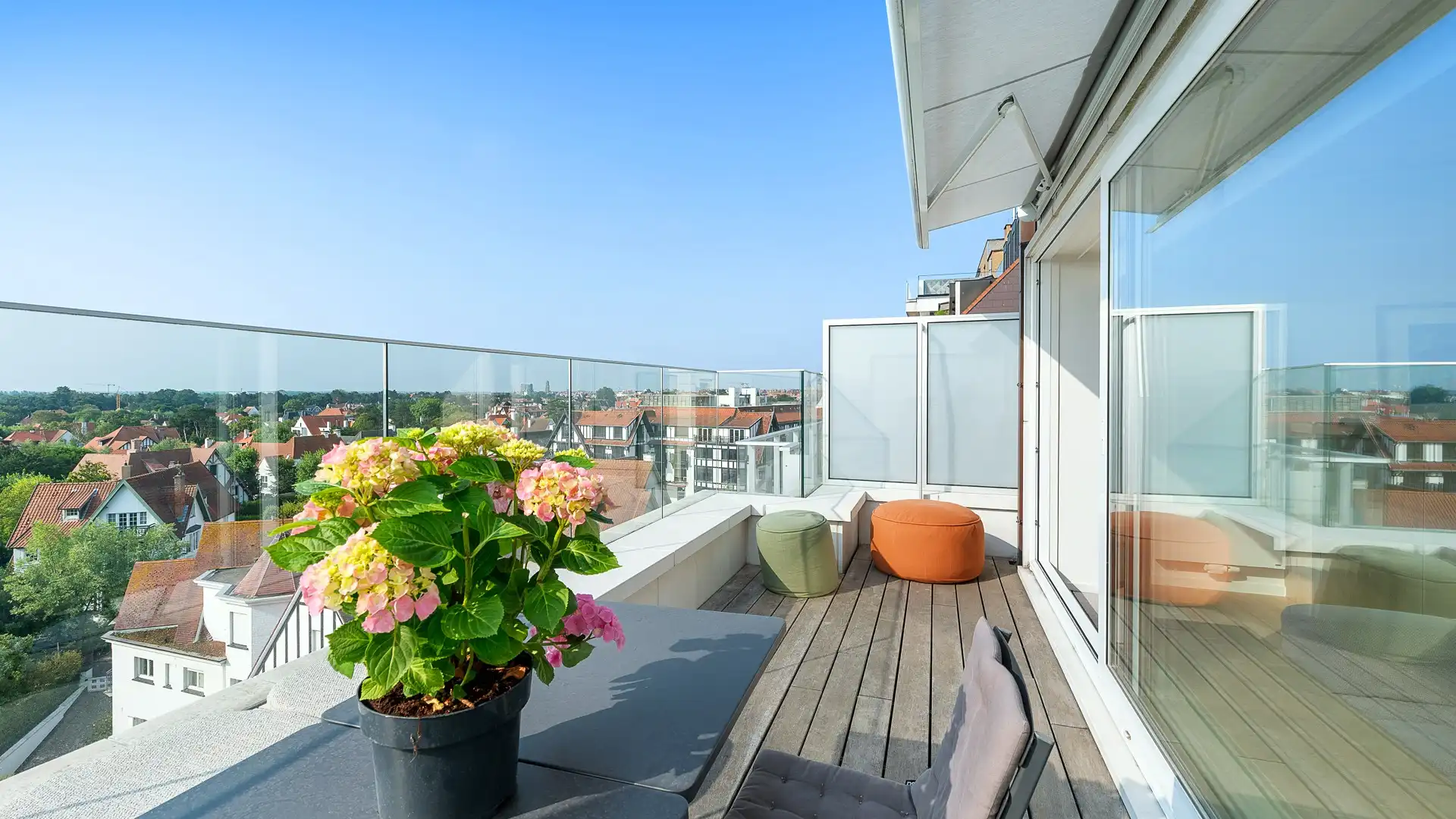 Ruim appartement 3 slaapkamers met zonnig terras te Zoute. foto {{pictureIndex}}