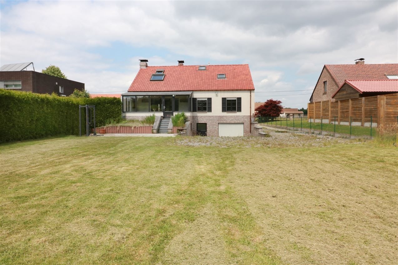 Hoofdfoto van de publicatie: Temidden van weilanden, 5 slpk., label D