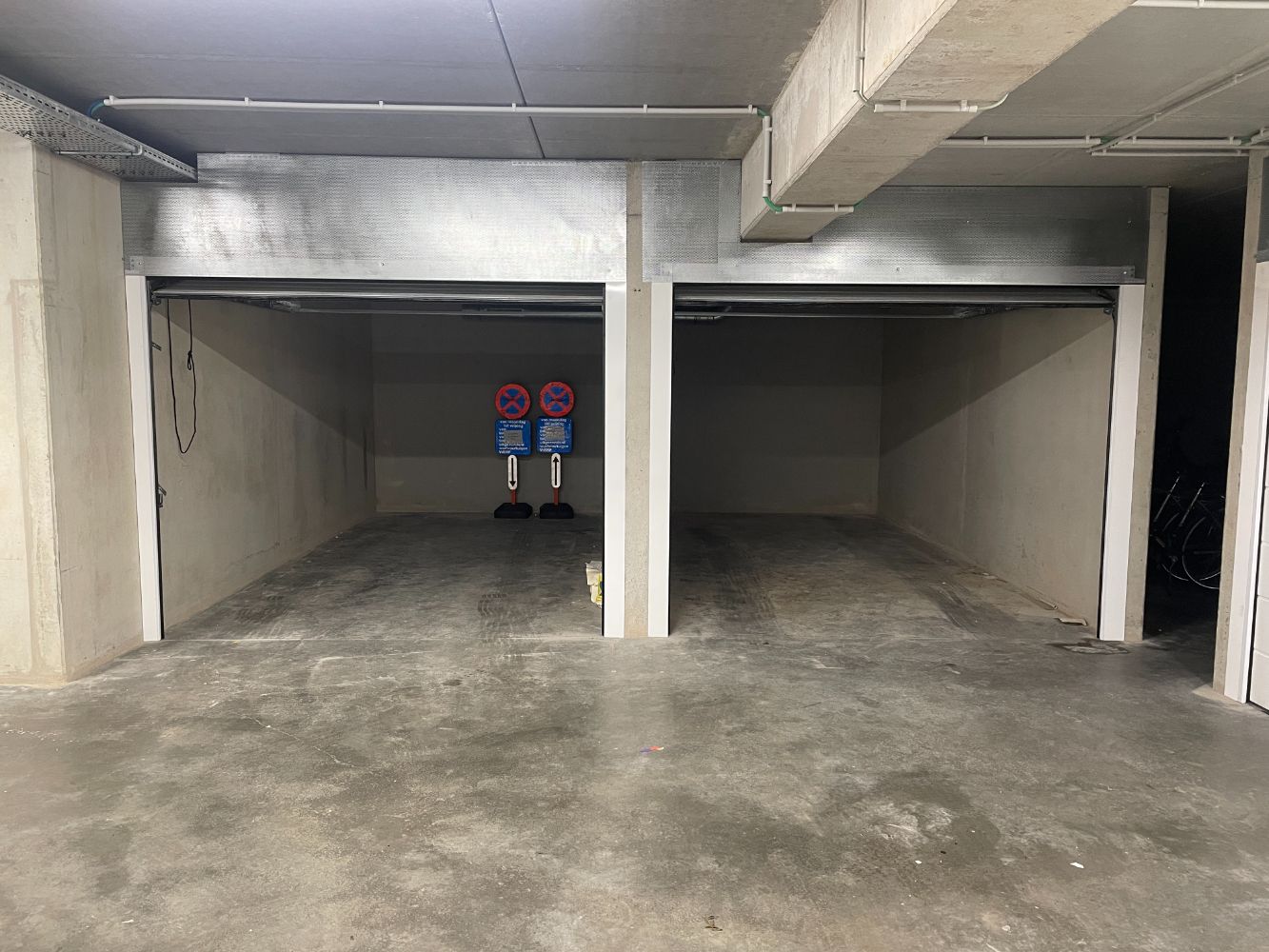 Afgesloten nieuwbouw garagebox te koop foto {{pictureIndex}}