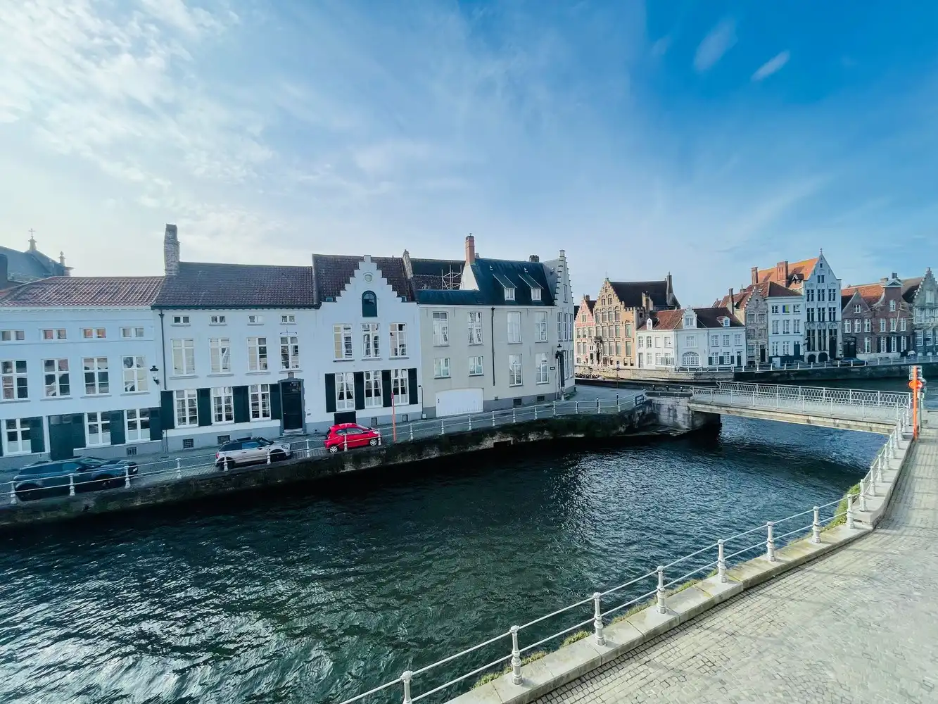 Brugge,aan de SINT-ANNAREI , DUBBEL APPARTEMENT( 250m²)  in een herenhuis  vooraan zicht op de Sint-Annarei, achteraan zicht op een grote gemeenschappelijke tuin,2  livings, 2 keukens, 4 slaapkamers, 2 badkamers. foto 4