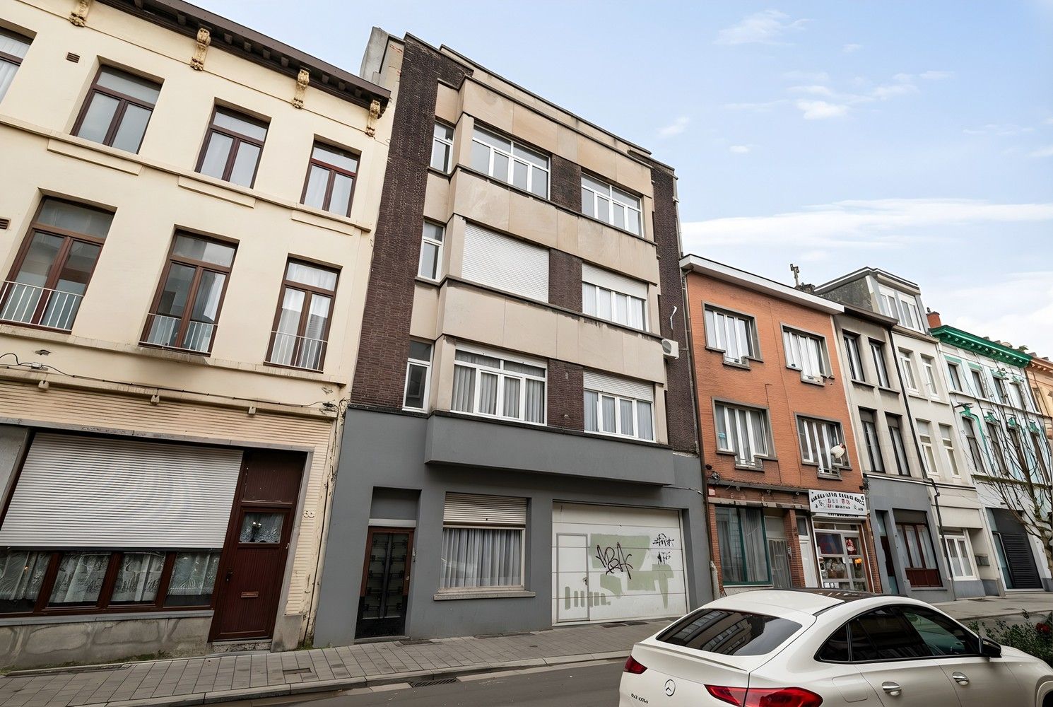 Opbrengsteigendom met een groot magazijn en 3 appartementen te koop! foto 33