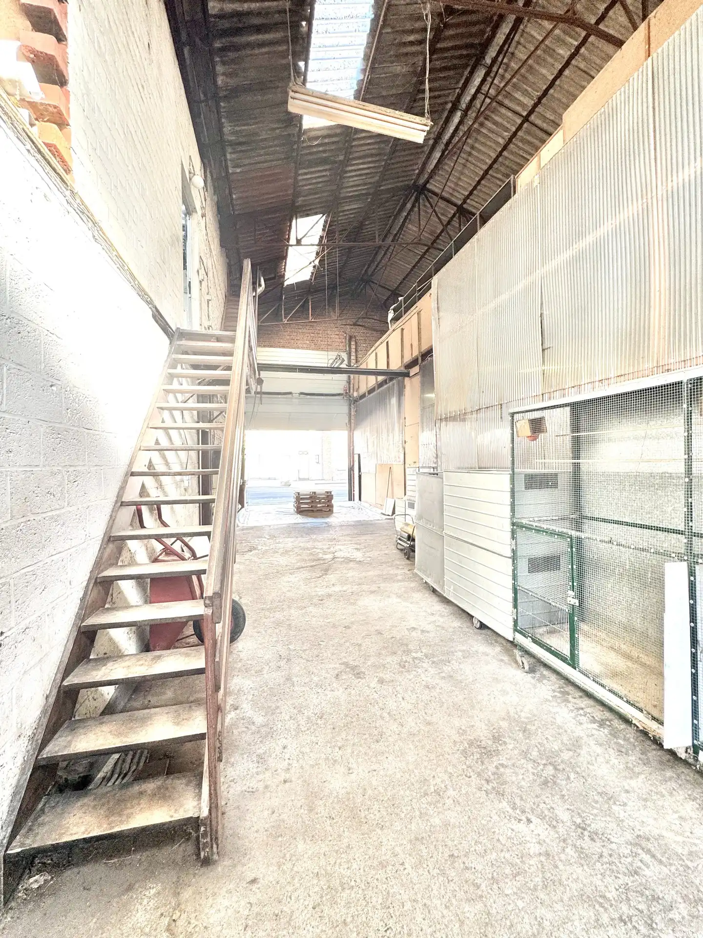 MAGAZIJN MET TWEEWOONST - 1.052 M² foto 9