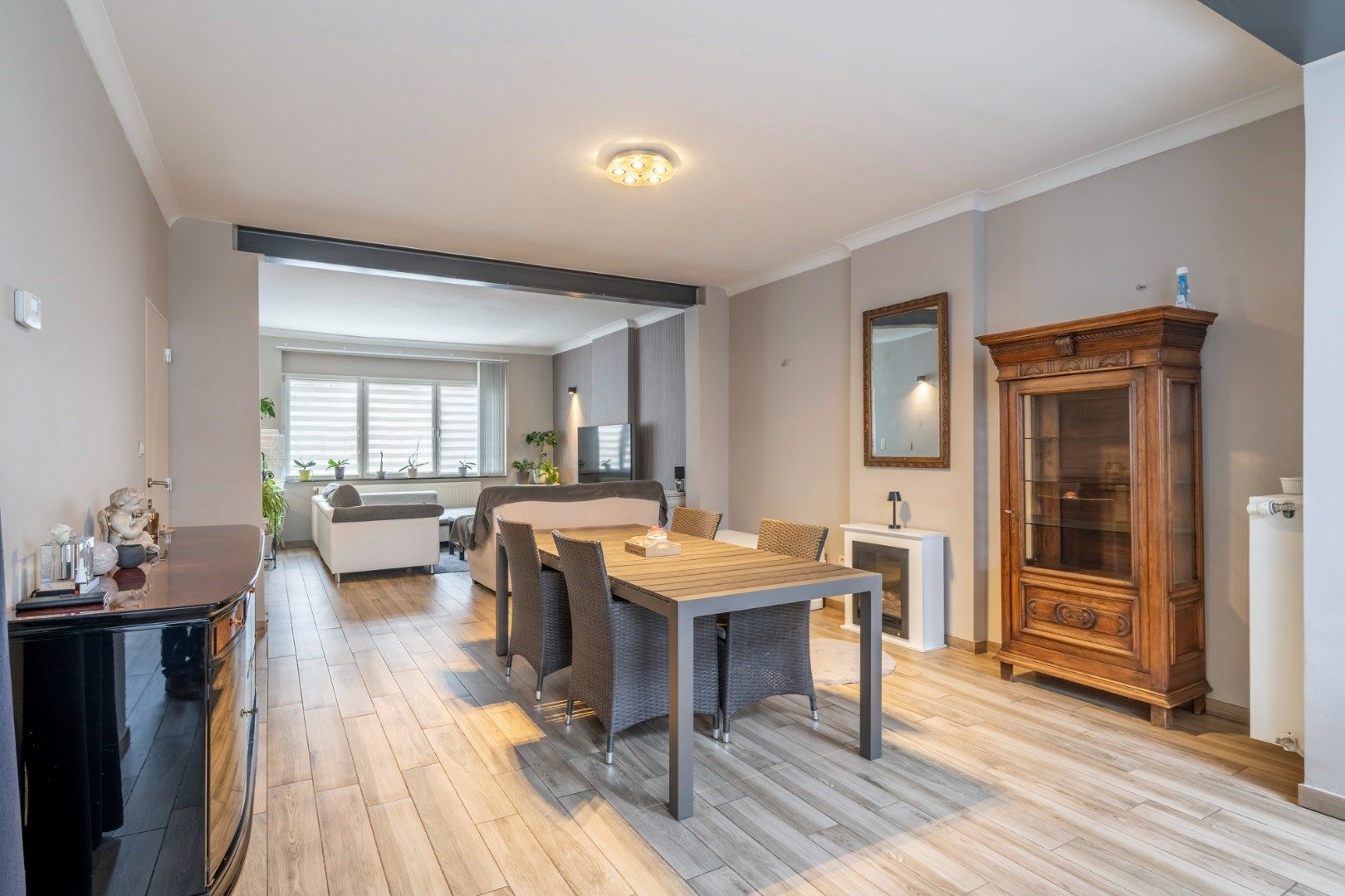 Gerenoveerde rijwoning met vier slaapkamers en tuintje vlakbij het centrum van Beverst foto 5