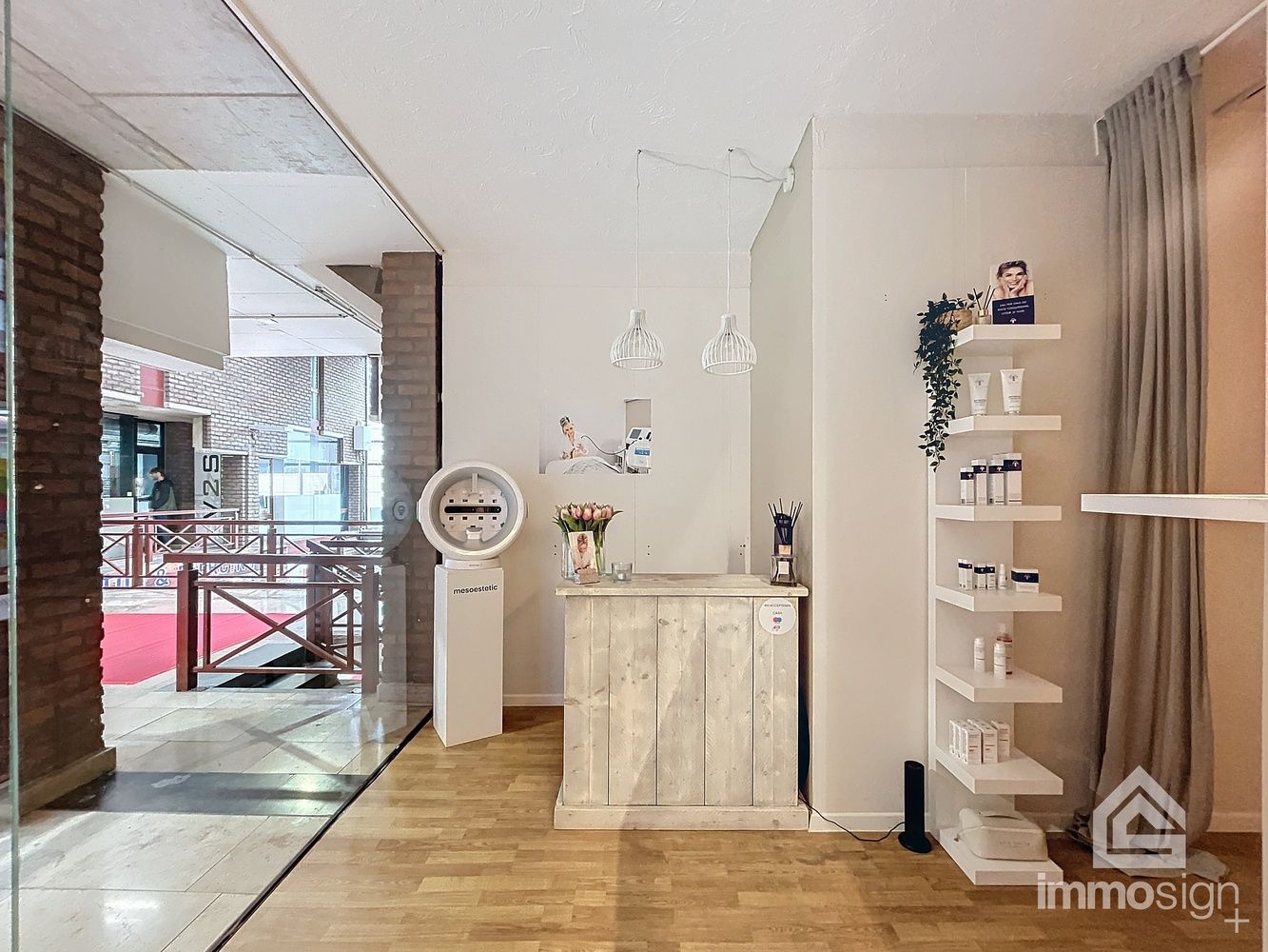 Zeer ruime handelsruimte van 93 m² met autostaanplaats in Shopping 2 te Genk! foto 4