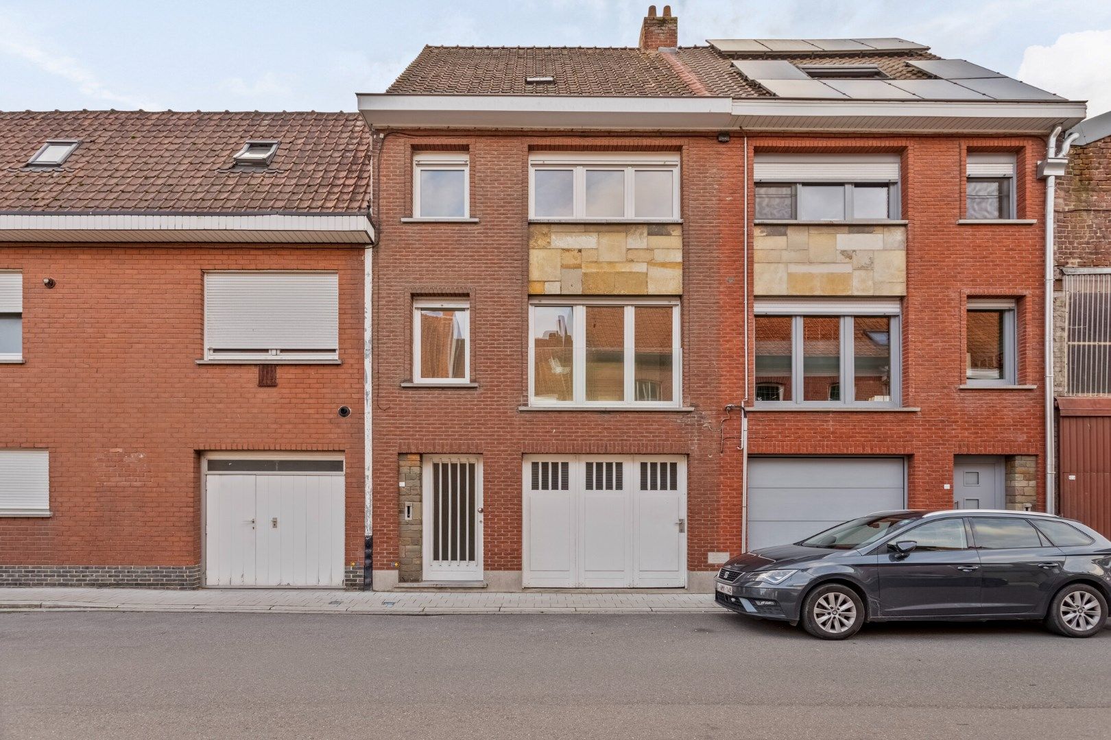 Instapklare, kloeke bel-étage woning in hartje Wevelgem! foto {{pictureIndex}}