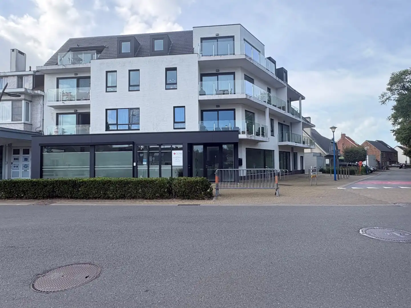 Handelspand met 1 slaapkamerappartement en garage foto 18