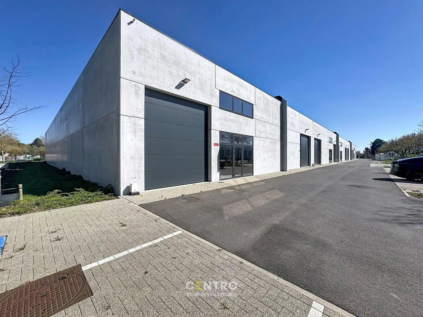 NB MAGAZIJN (401m2) TE HUUR met 4 private parkeerplaatsen voor de deur op ambachtelijke zone te JABBEKE. foto {{pictureIndex}}