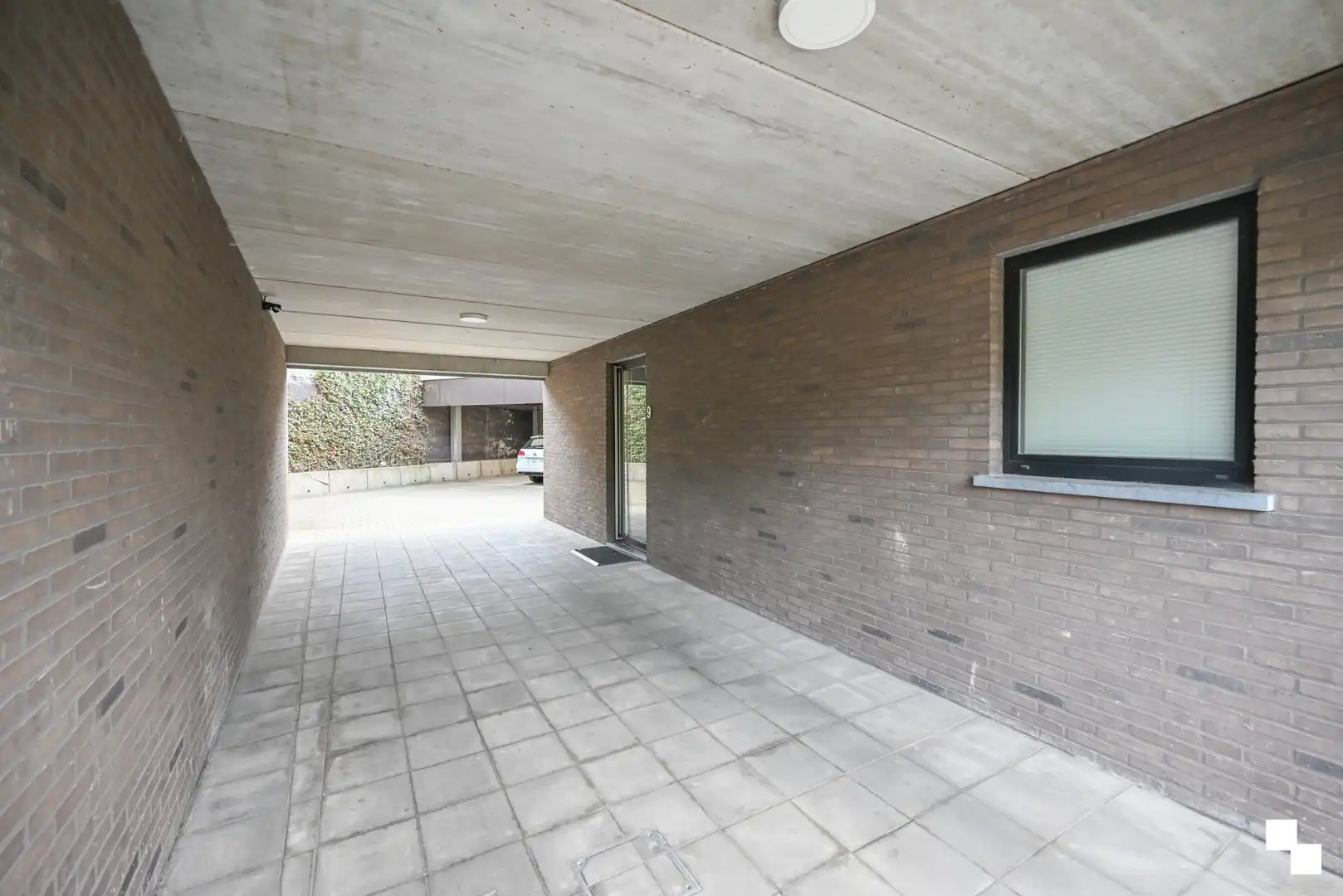Duplex appartement met garage en twee staanplaatsen nabij centrum Izegem foto 35