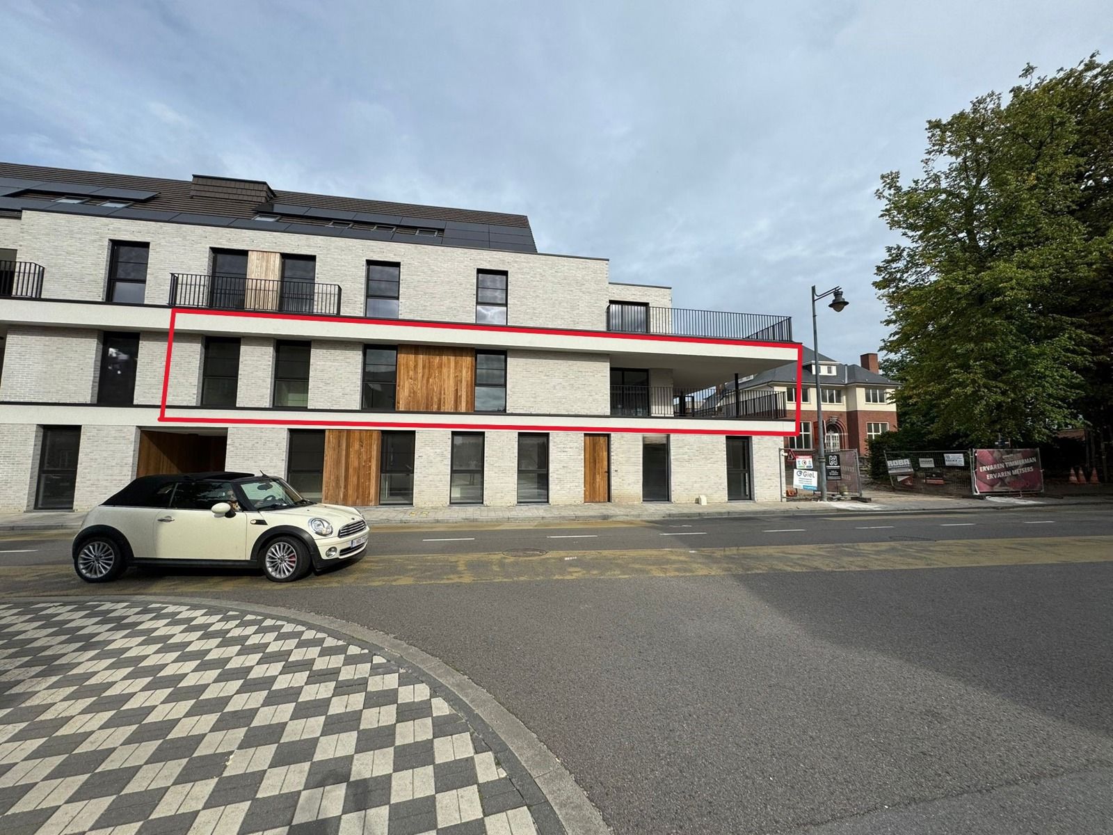 Prachtig nieuwbouwappartement met 2 slaapkamers, groot overdekt terras, autostaanplaats en berging. foto {{pictureIndex}}