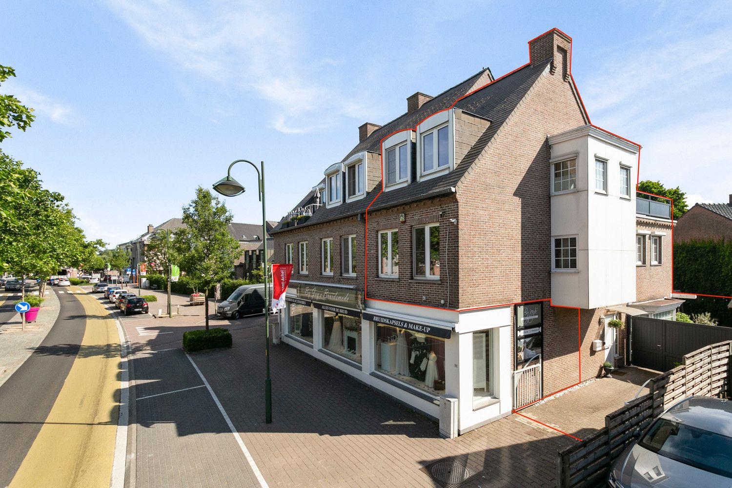 Ruime gezinswoning met 4 slaapkamers en stadstuintje in het centrum van Hamont-Achel! foto {{pictureIndex}}