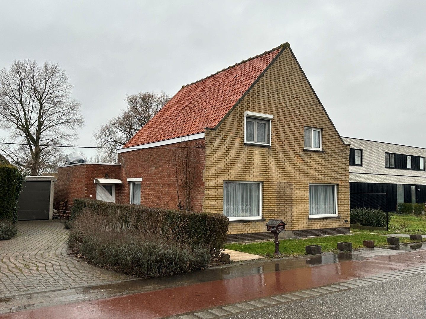 Gerenoveerde woning met grote tuin. foto {{pictureIndex}}