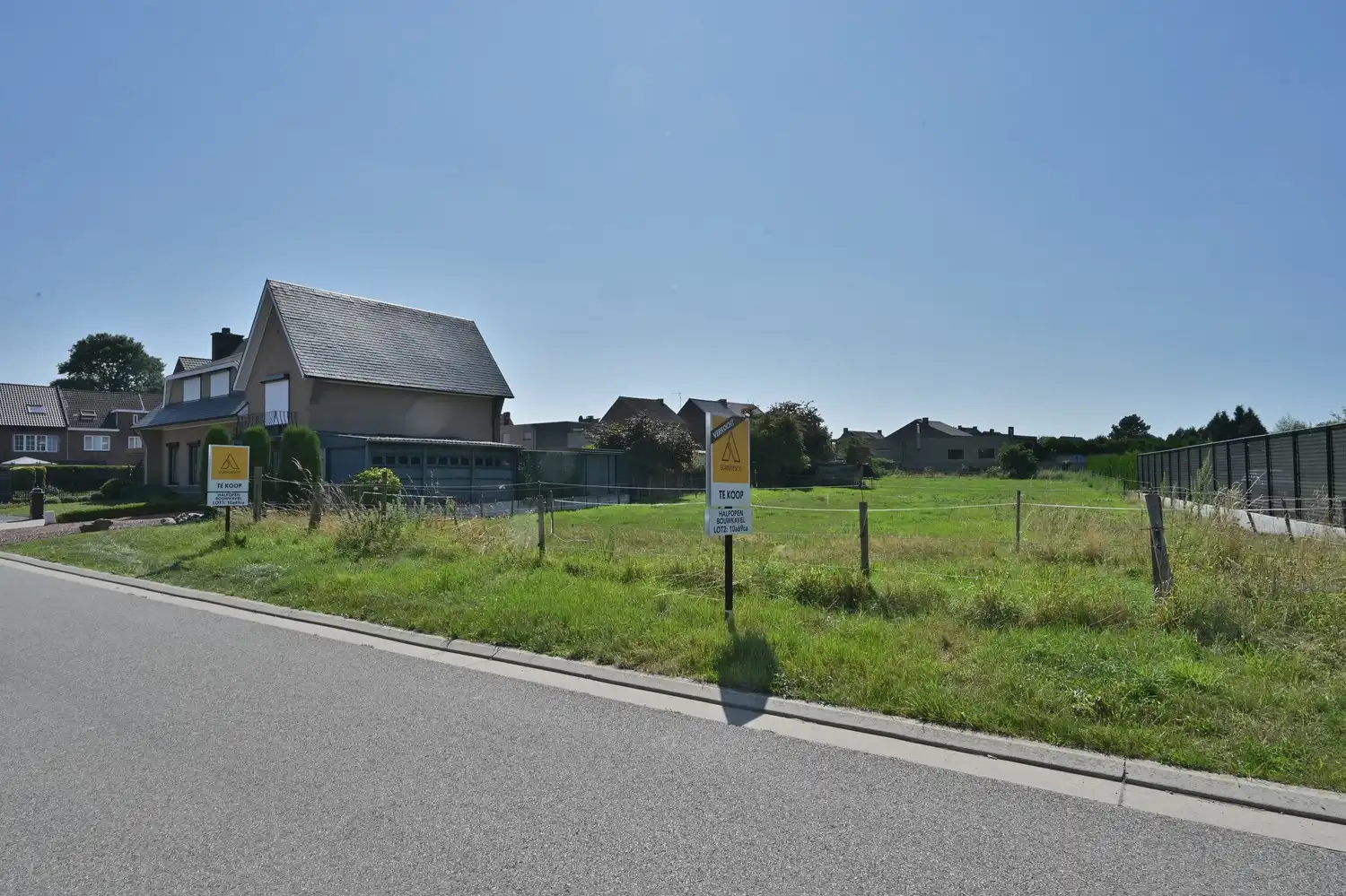 Bouwgrond bestemd voor halfopen bebouwing van 10a 49ca (1.049 m²), centraal gelegen in Lanaken-Veldwezelt foto 4