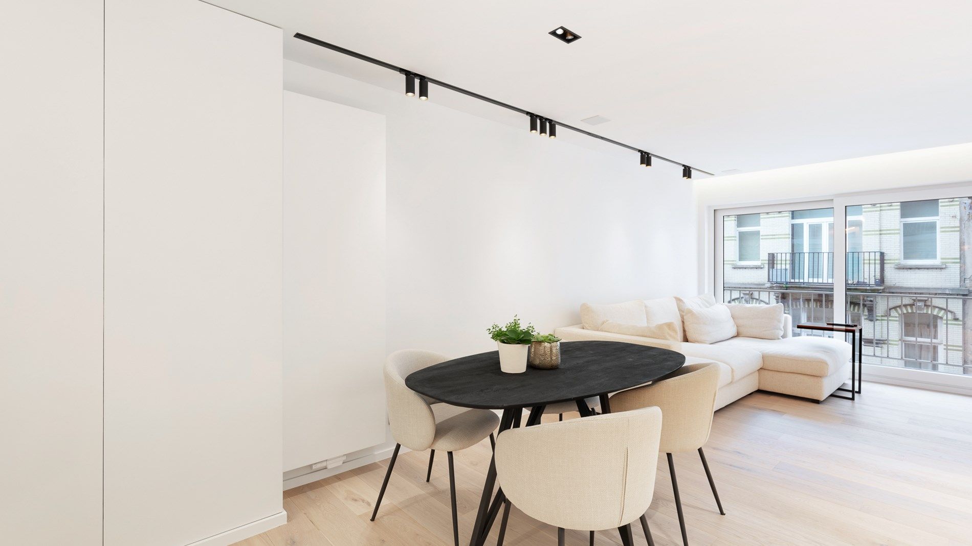 Subliem gerenoveerd appartement aan de Zeedijk foto 2