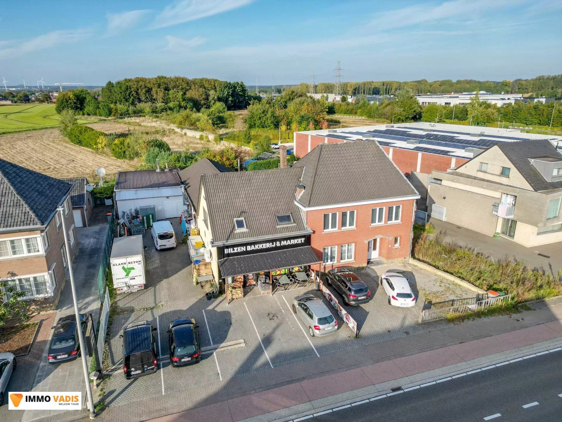 Handelspand met woonst en naastliggende woning foto {{pictureIndex}}